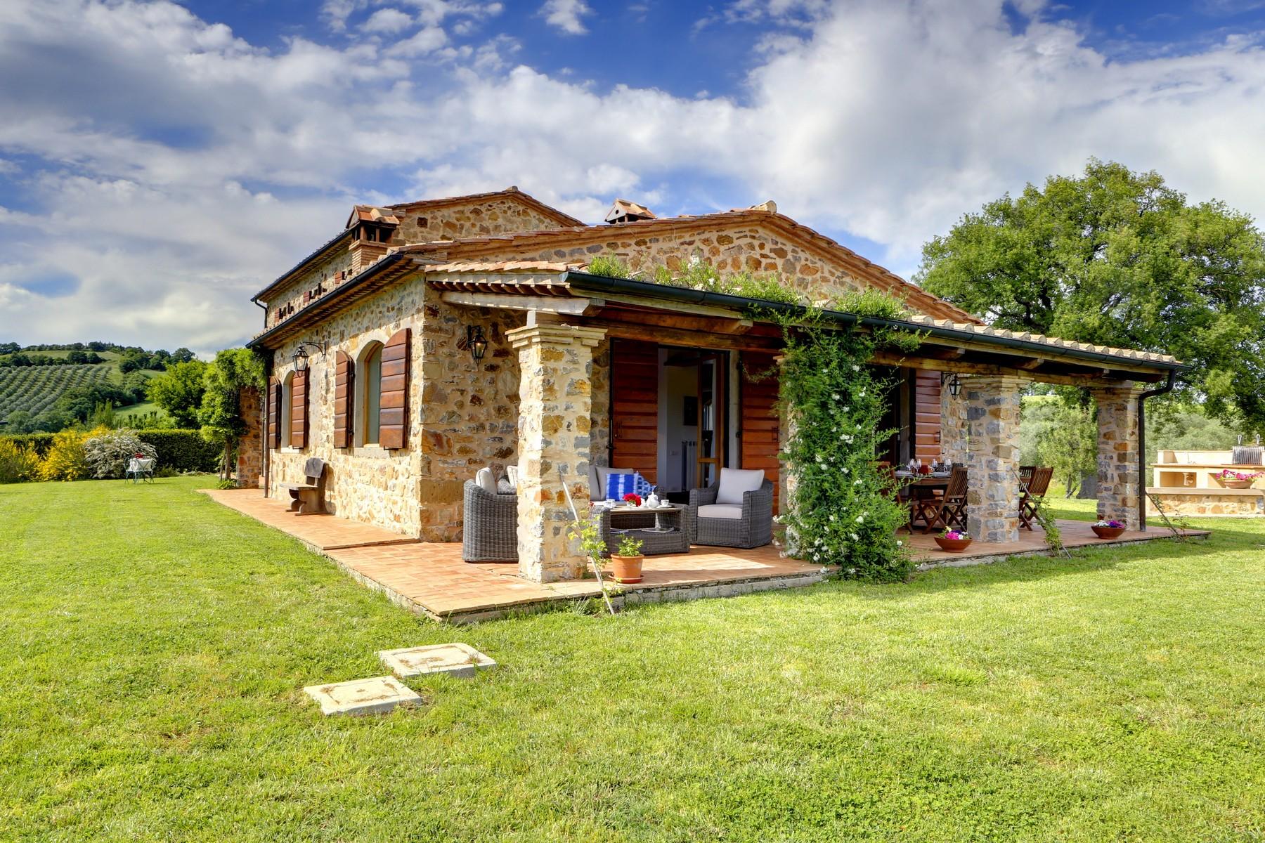 Typisches toskanisches Bauernhaus mit Olivenhain - 11