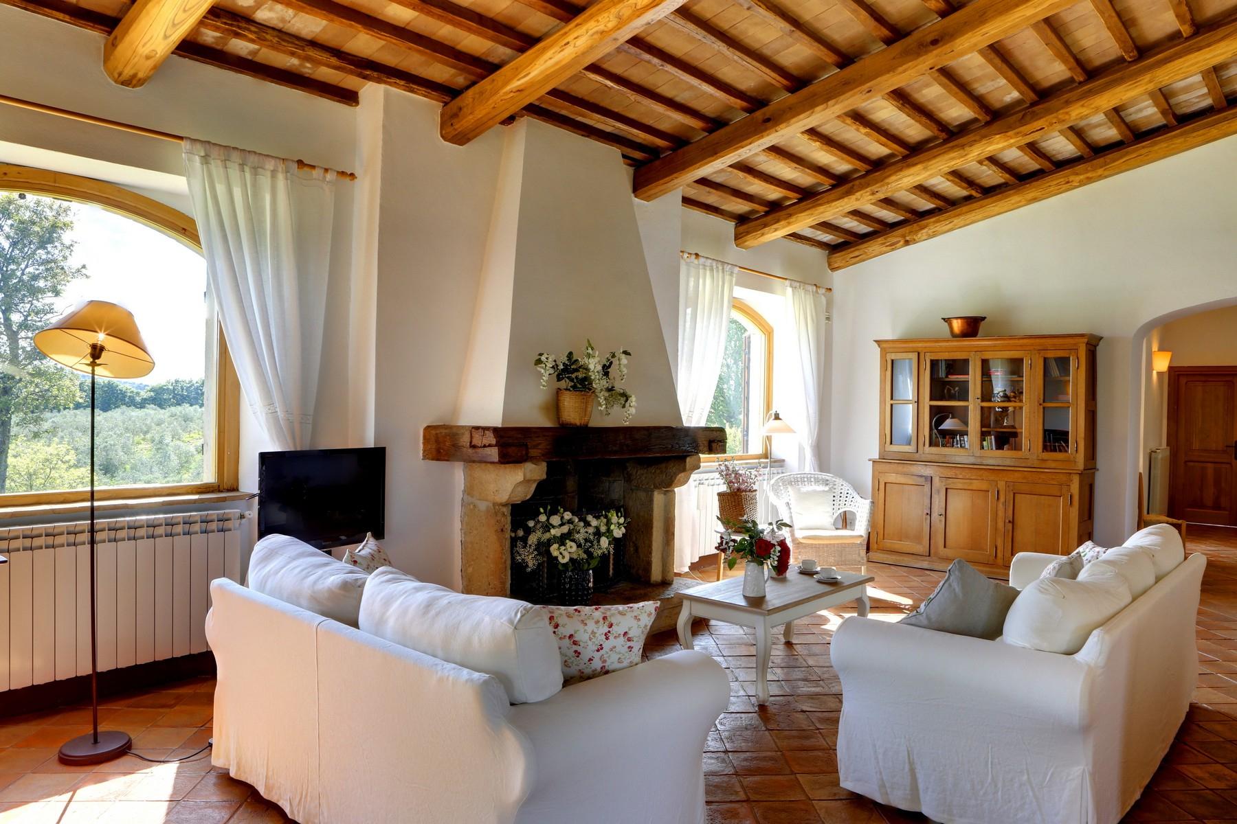 Typisches toskanisches Bauernhaus mit Olivenhain - 14