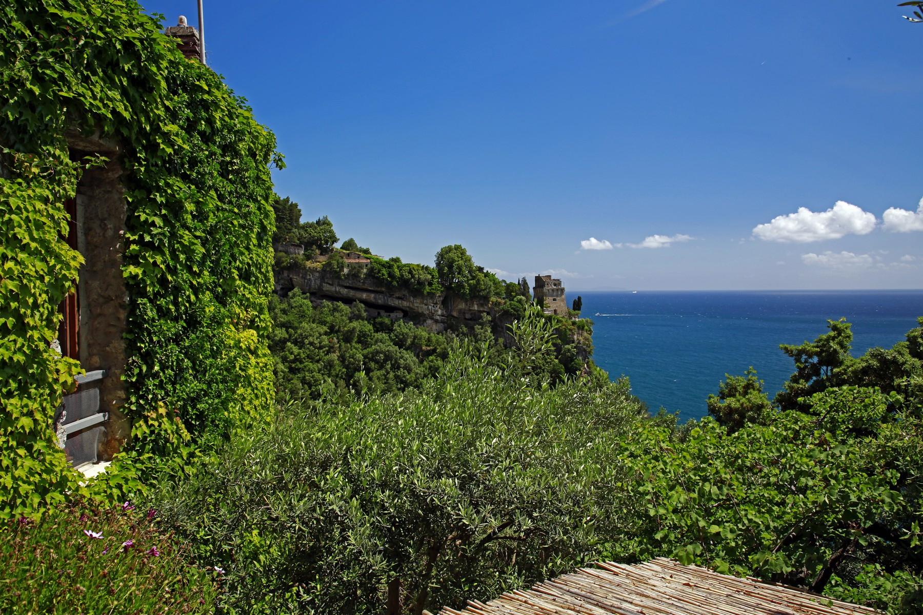 Современная вилла с панорамным бассейном на побережье Амальфи, Италия - 10