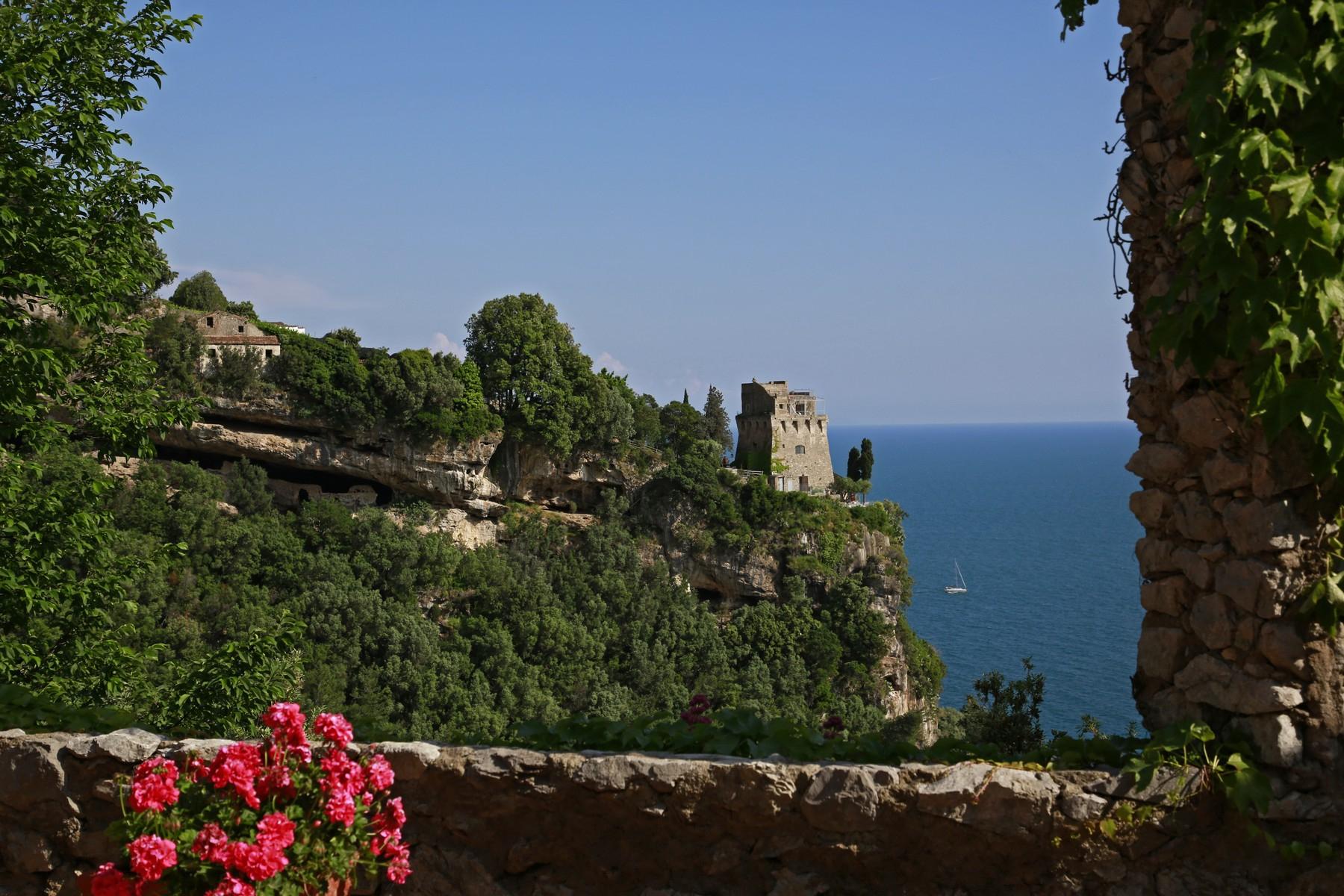 Современная вилла с панорамным бассейном на побережье Амальфи, Италия - 21