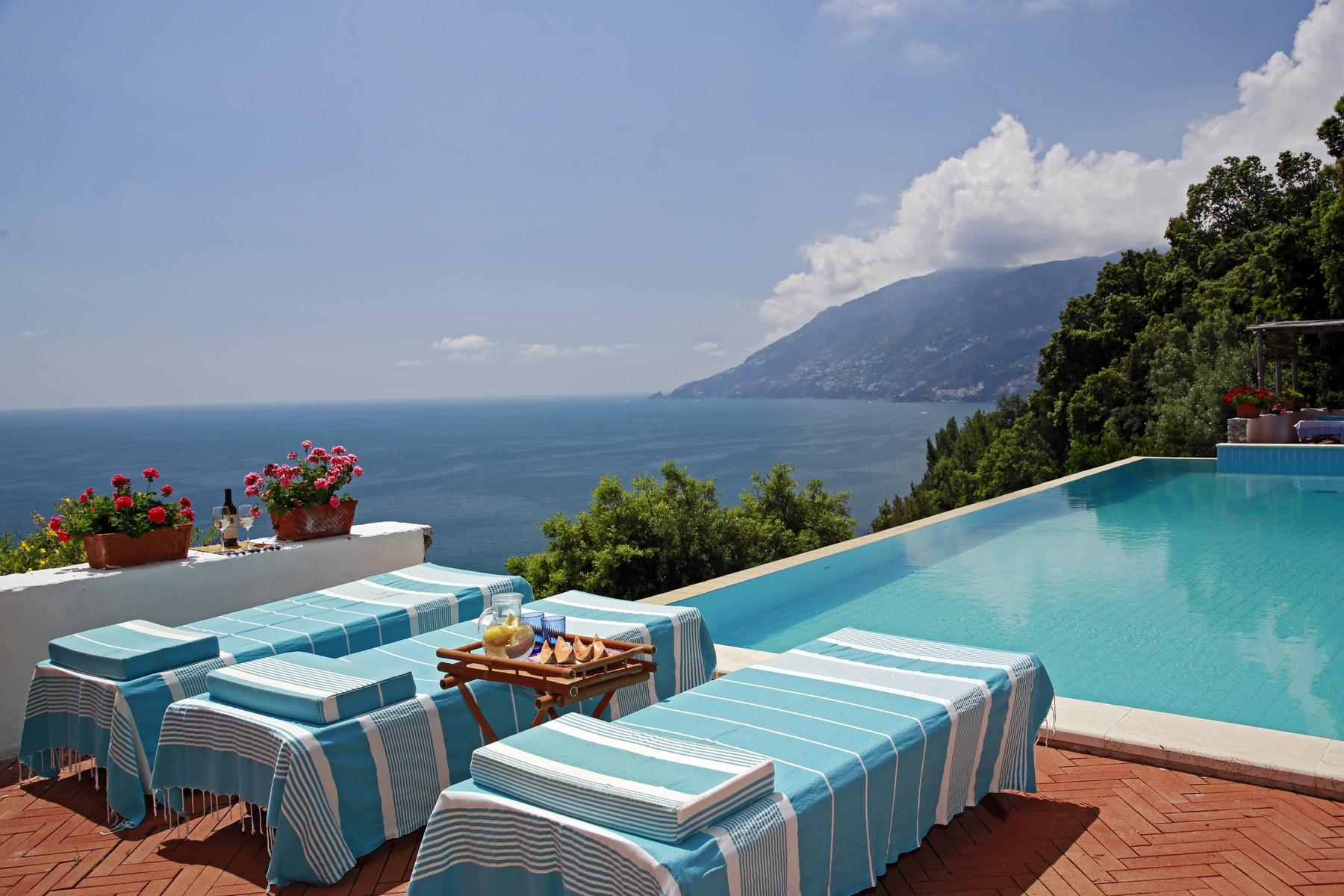Современная вилла с панорамным бассейном на побережье Амальфи, Италия - 1
