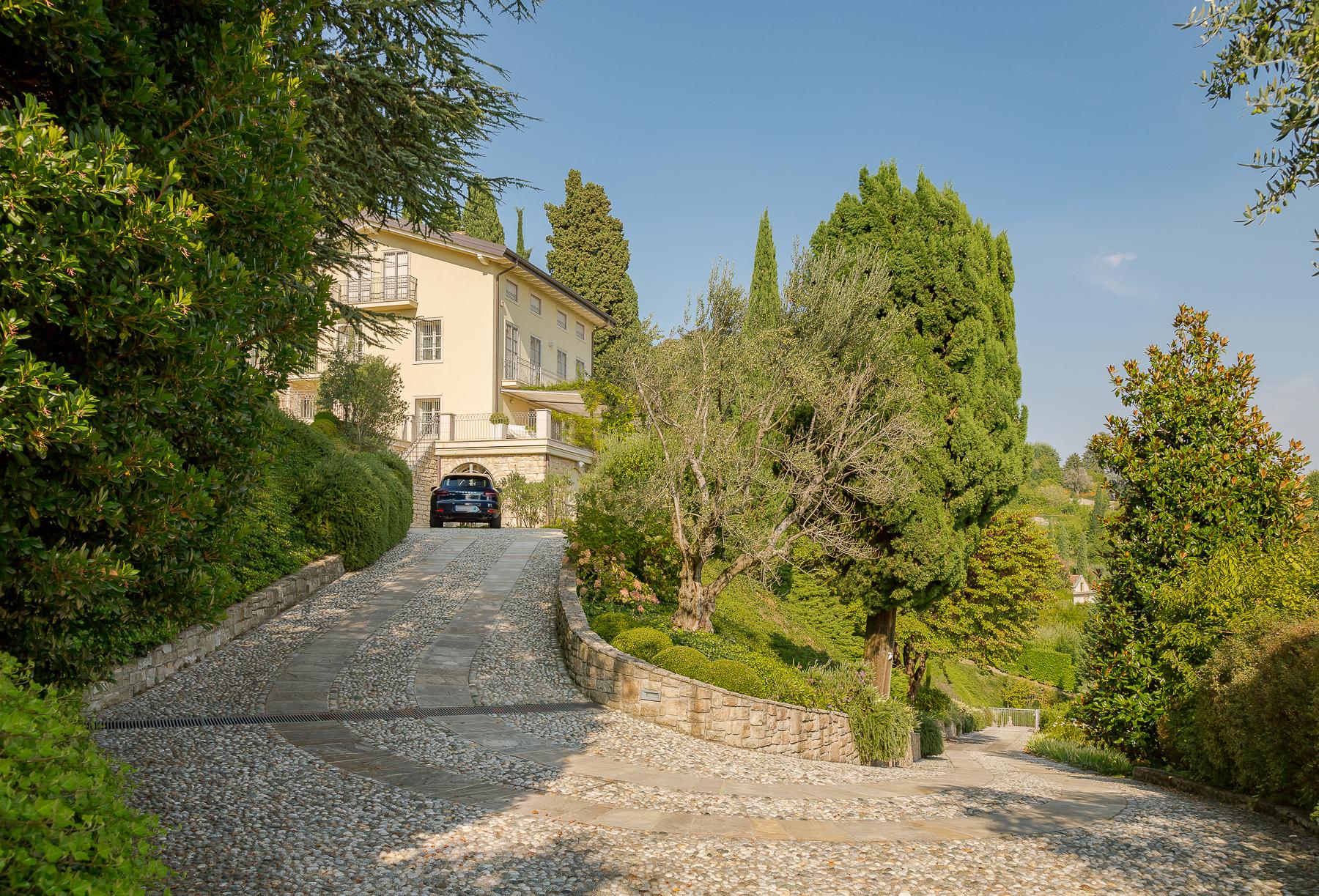 Magnifica villa con parco e piscina sui colli di Bergamo - 1