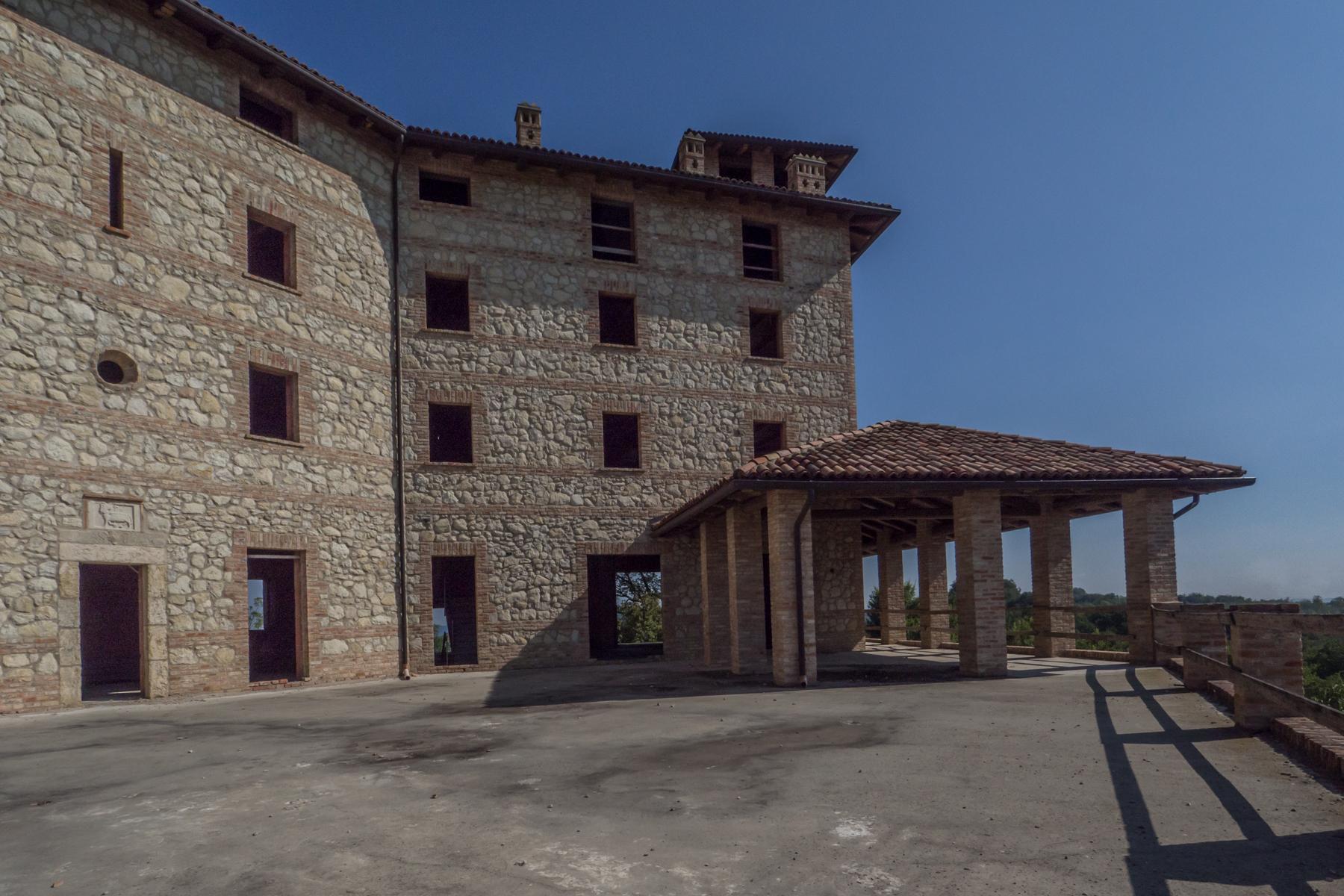 Herrliches Schloss auf den Hügeln des Monferrato - 3