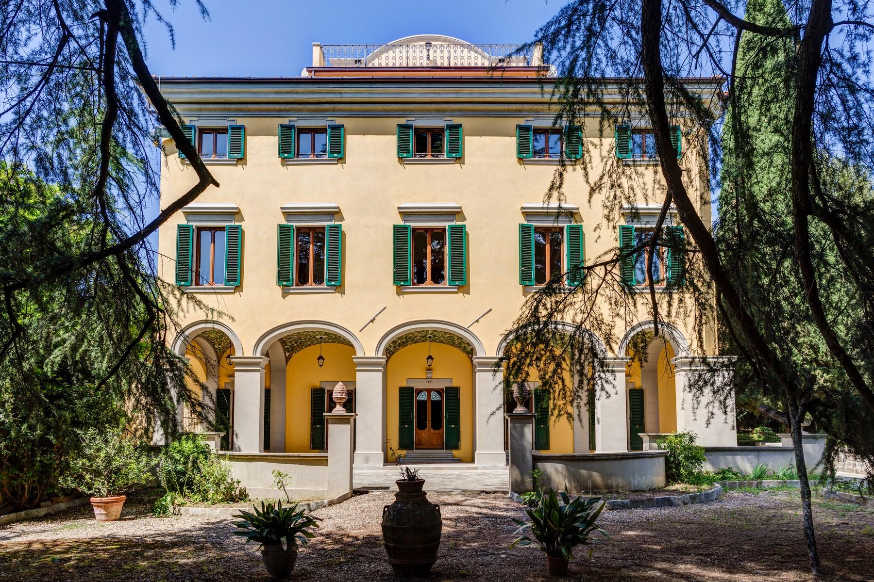 Lavish historic 15th century villa with pool in the center of Florence. - 3