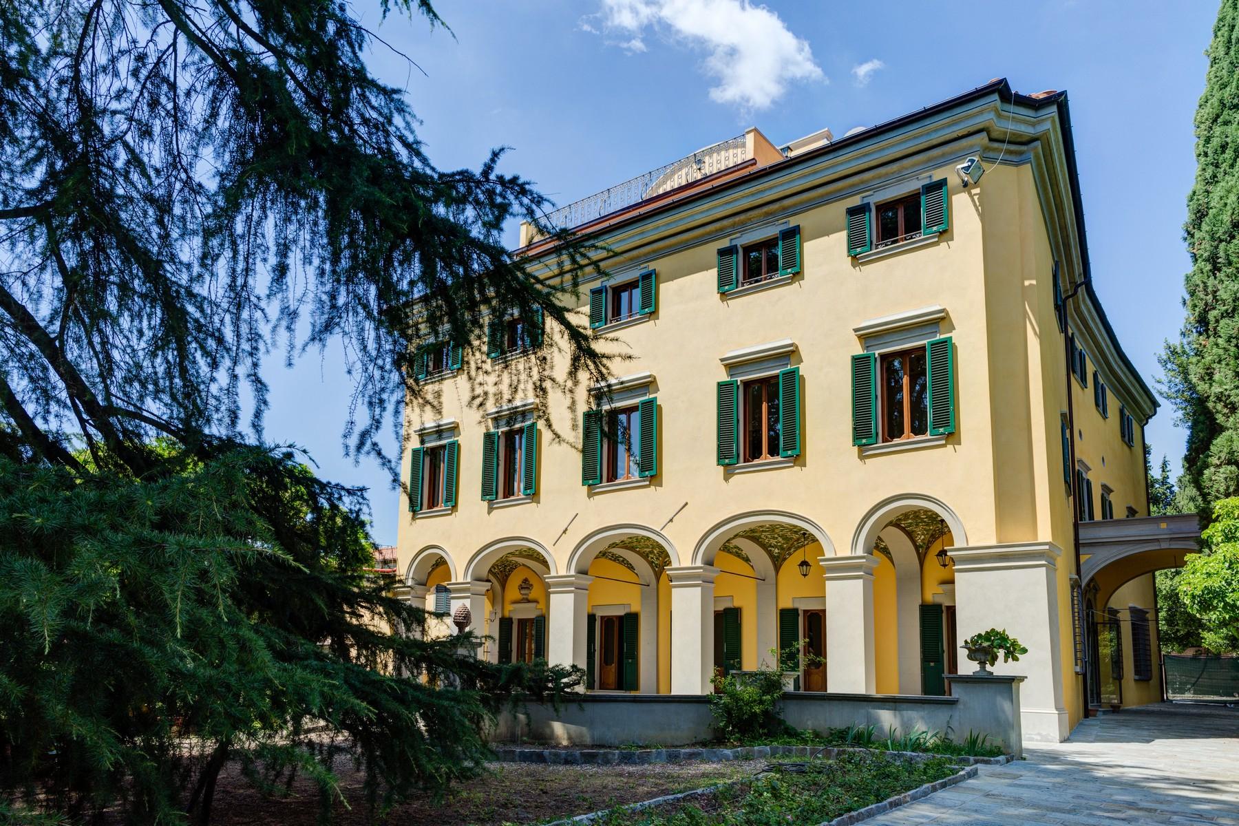 Lavish historic 15th century villa with pool in the center of Florence. - 5