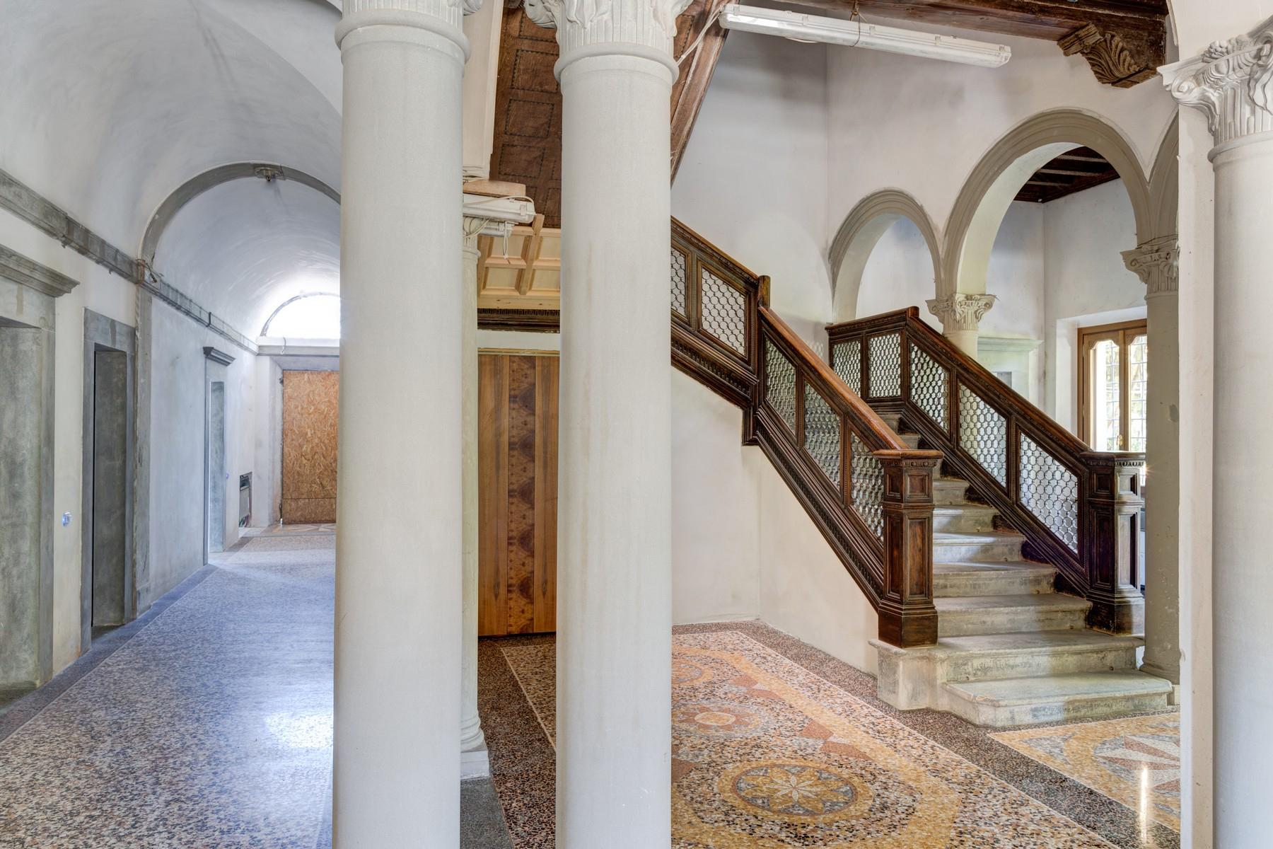 Lavish historic 15th century villa with pool in the center of Florence. - 9
