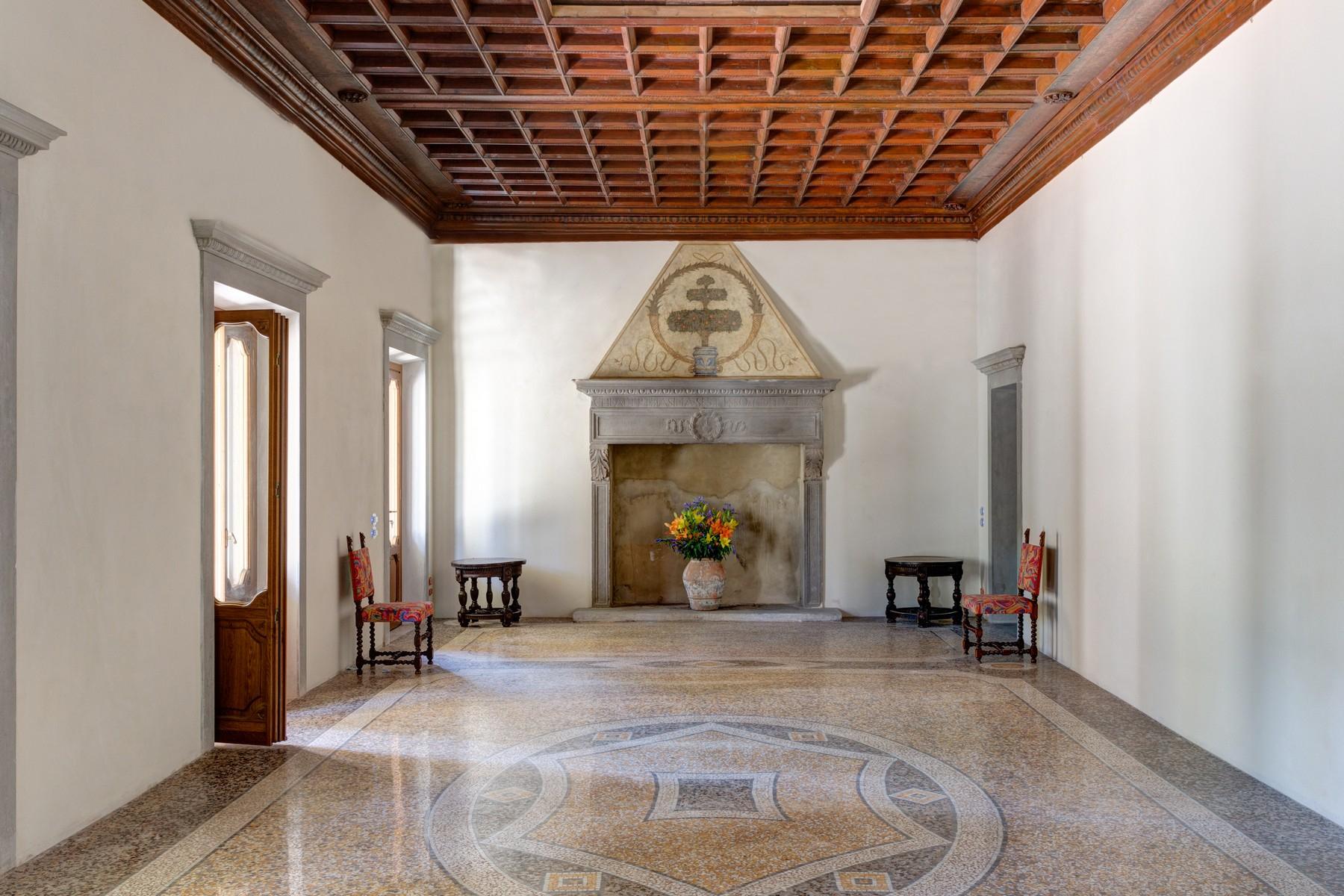 Lavish historic 15th century villa with pool in the center of Florence. - 10