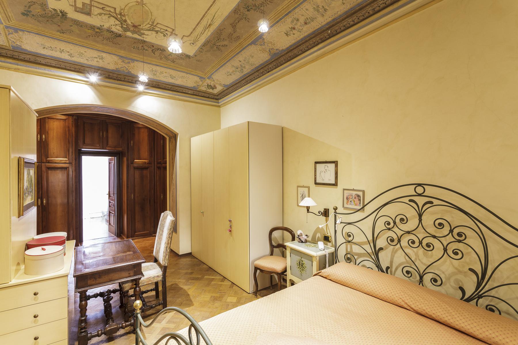 Refined apartment in the historical center of Turin - 13