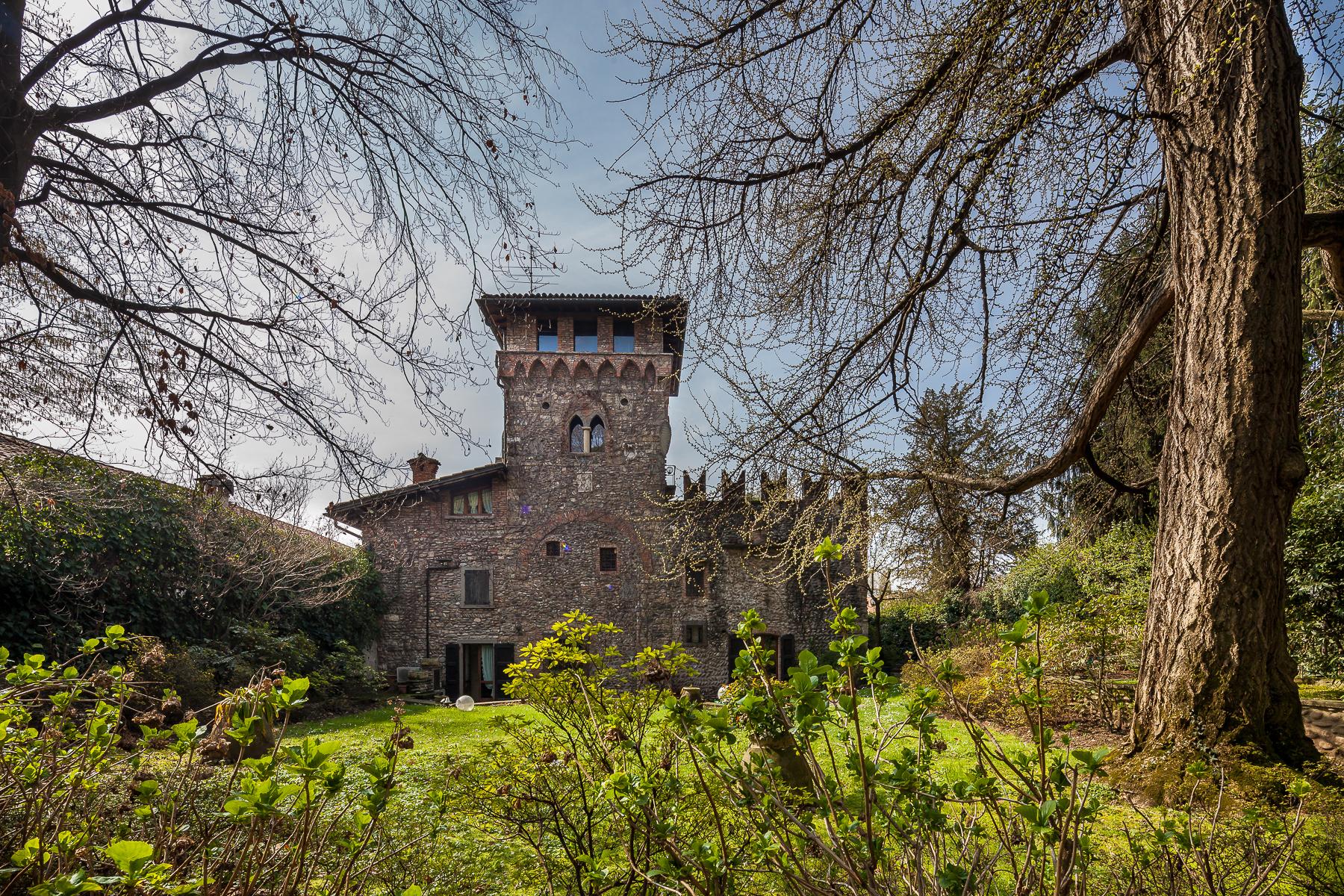 Великолепная усадьба XIII века с садом в 50 минутах от центра Милана, Италия - 1