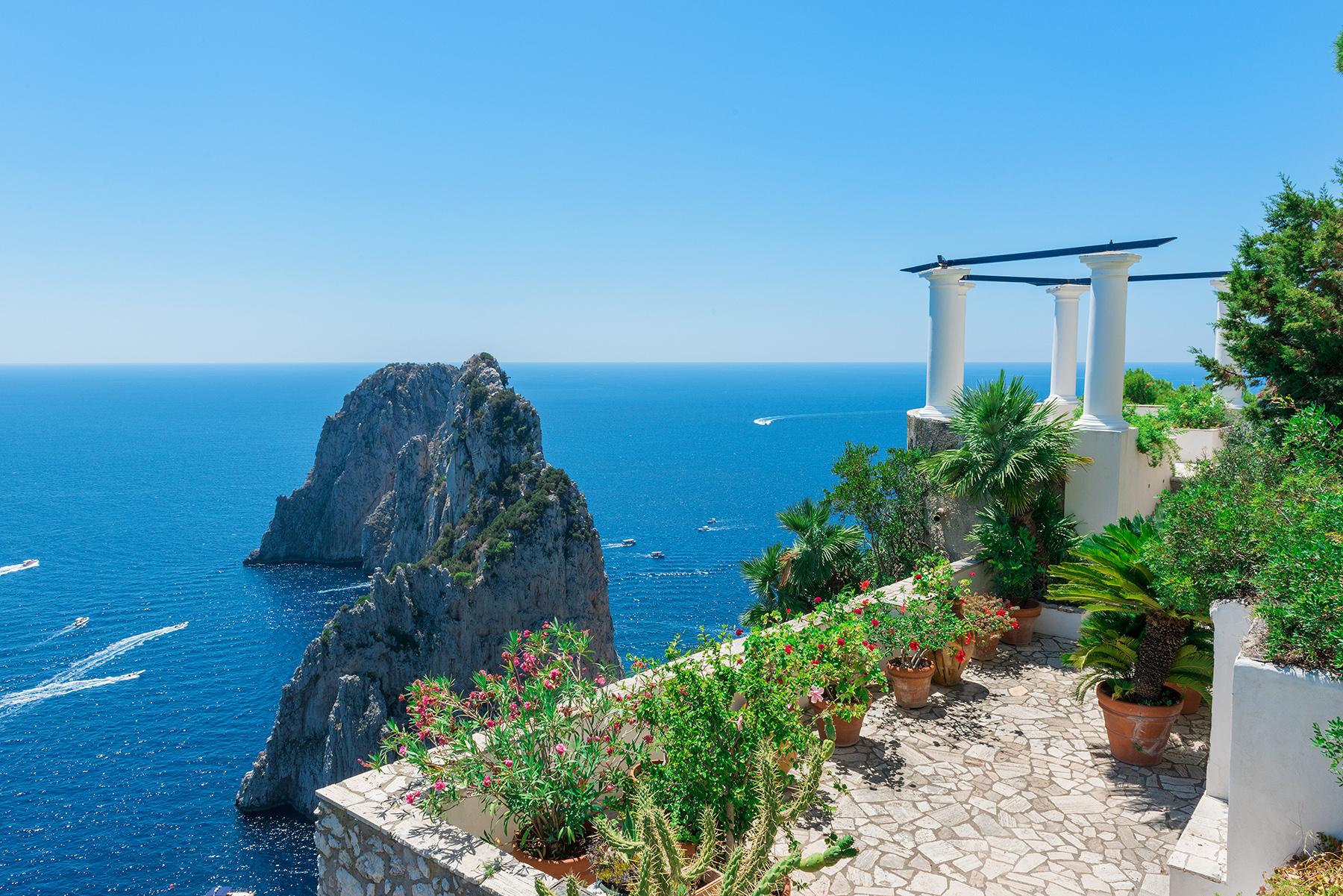 Remarkable villa with a breathtaking panorama on the Faraglioni rocks - 22