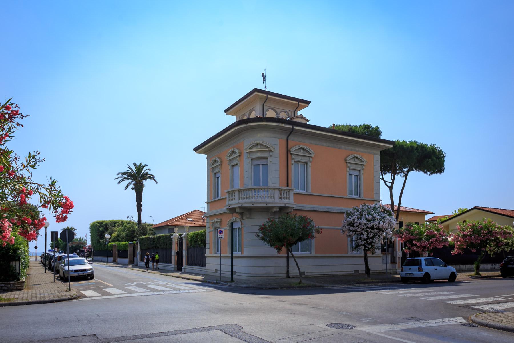 Villa en front de mer avec tour à Forte dei Marmi - 25