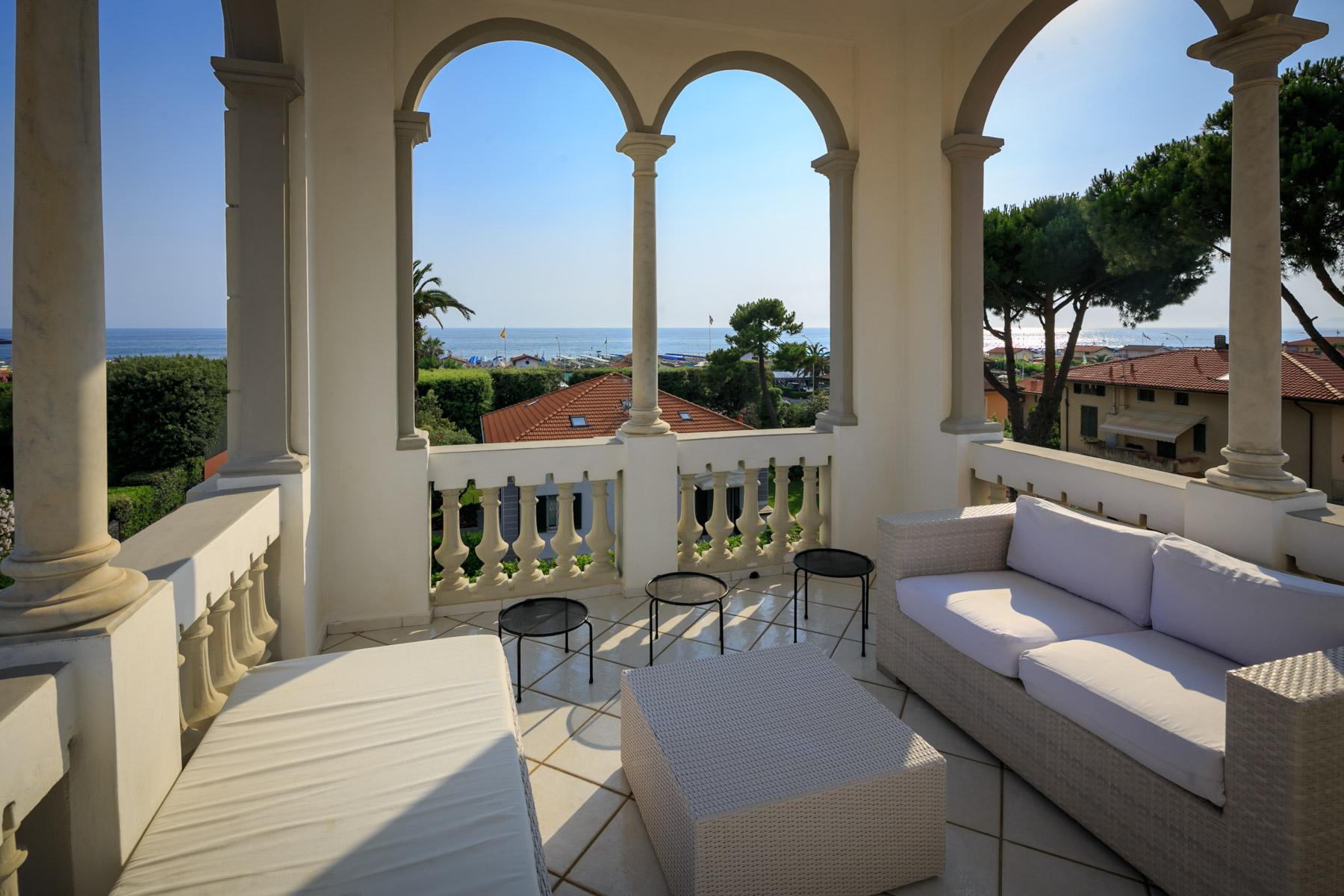 Villa en front de mer avec tour à Forte dei Marmi - 3