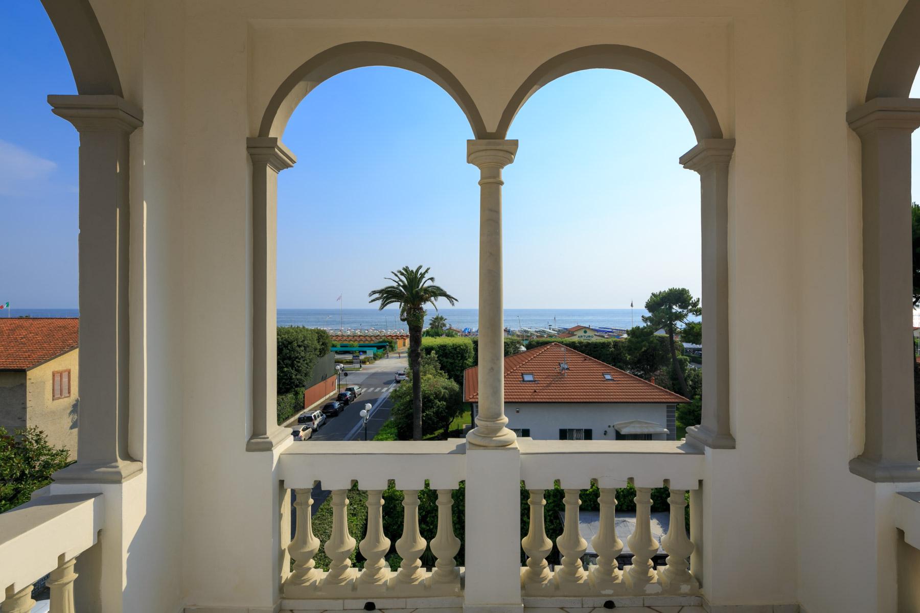 在Forte dei Marmi 海边的带塔楼的别墅 - 13