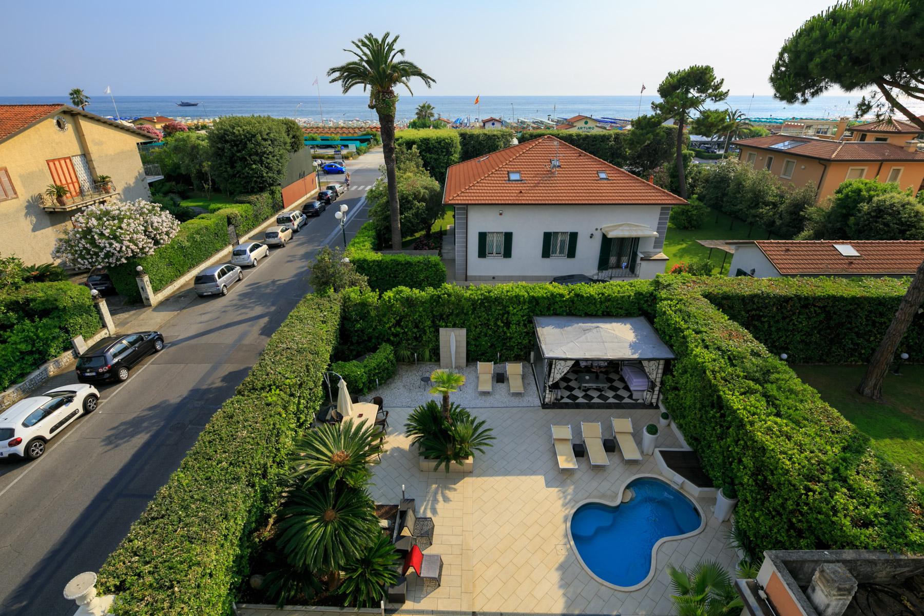 Villa en front de mer avec tour à Forte dei Marmi - 22