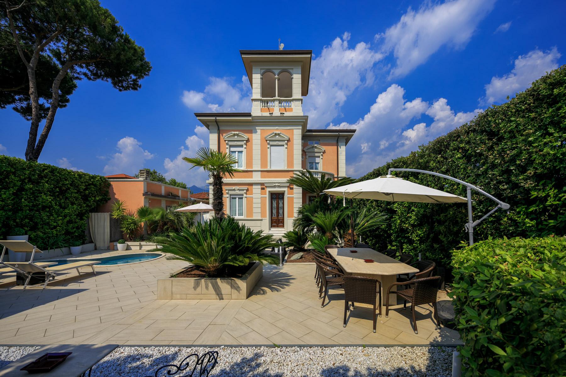Villa en front de mer avec tour à Forte dei Marmi - 26