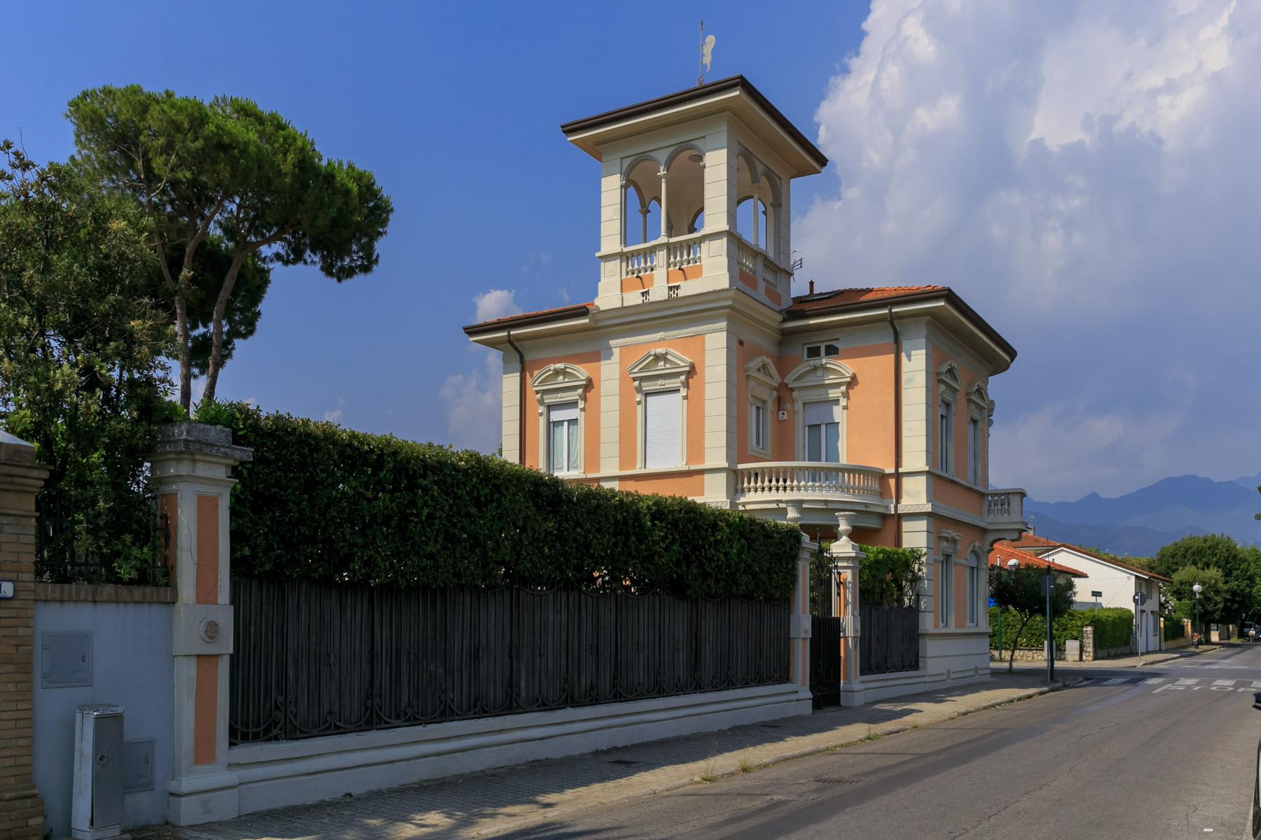 Villa en front de mer avec tour à Forte dei Marmi - 2
