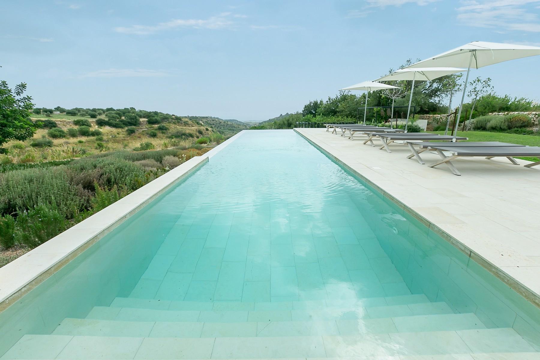 Villa moderne avec piscine et dépendance - 14