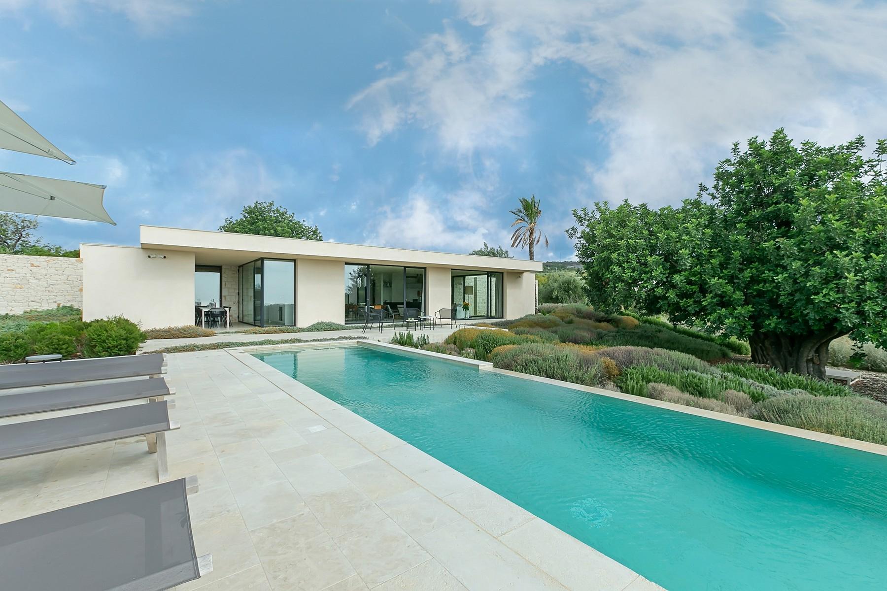 Villa moderne avec piscine et dépendance - 1
