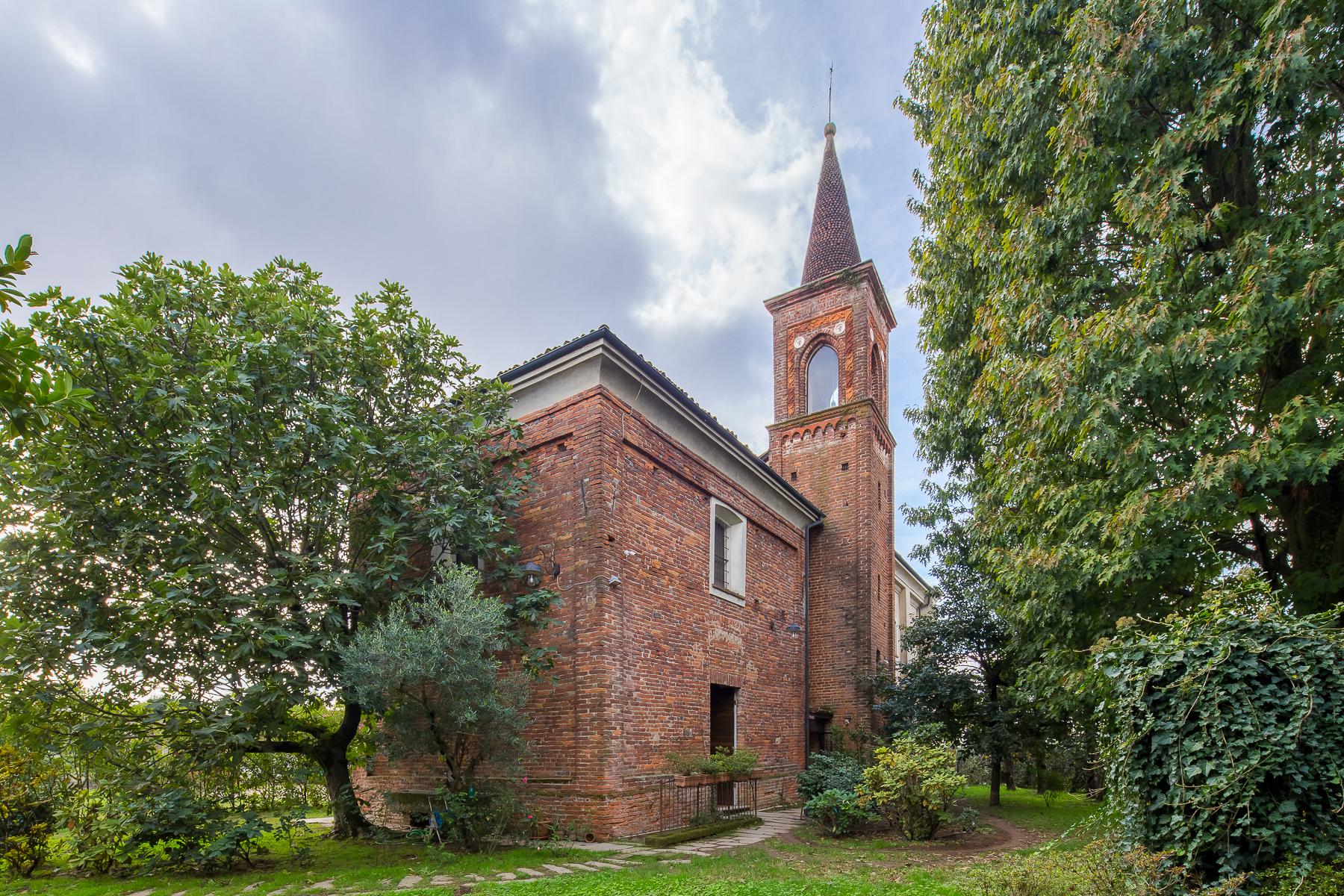 Storica chiesa sconsacrata, adibita ad abitazione, con giardino - 1