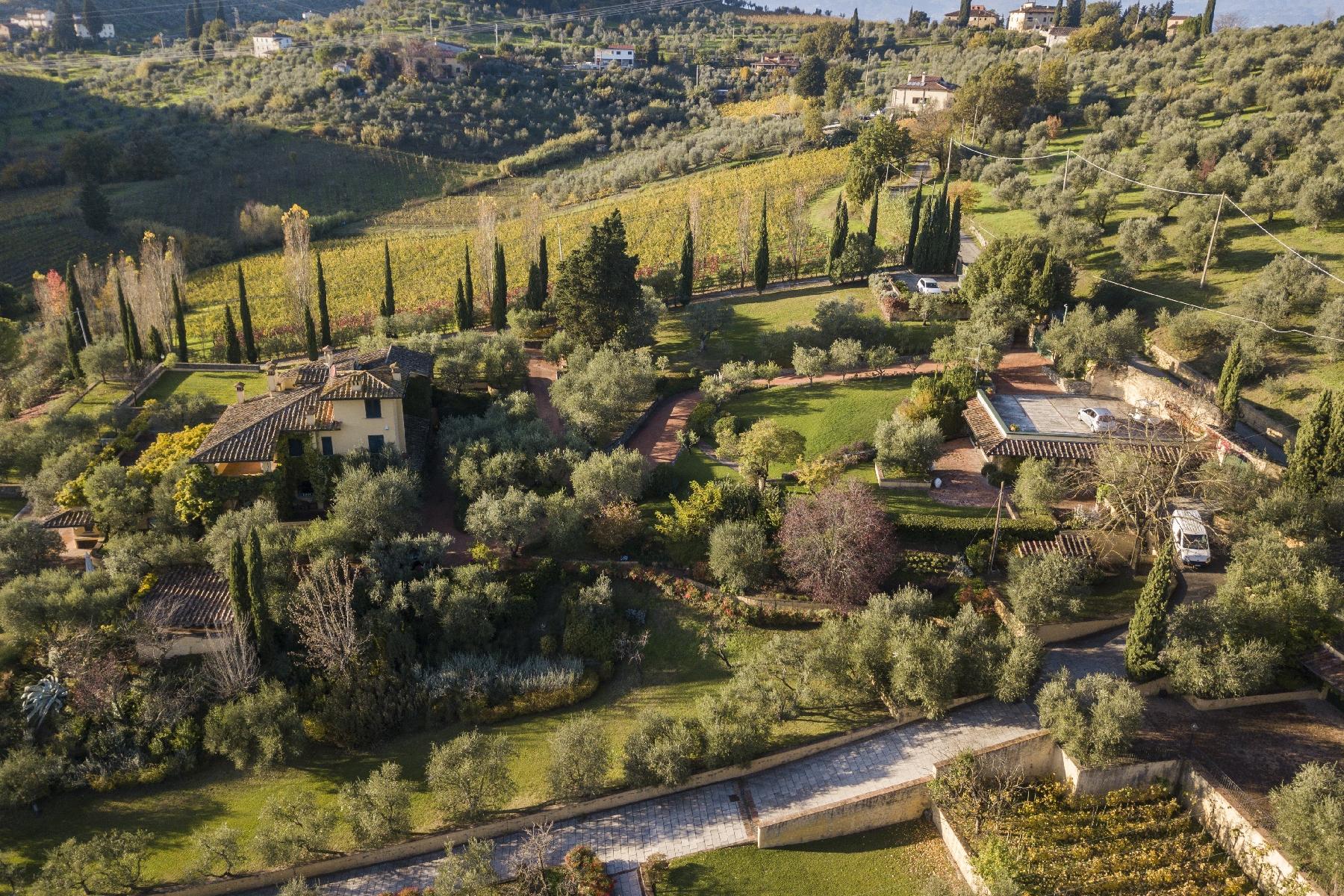 Удивительная вилла с бассейном и виноградником на флорентийском склоне холма недалеко от Карминьяно - 1