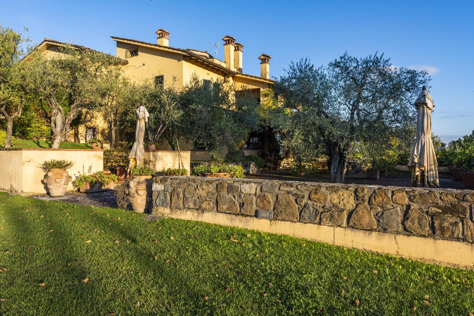 Удивительная вилла с бассейном и виноградником на флорентийском склоне холма недалеко от Карминьяно - 16