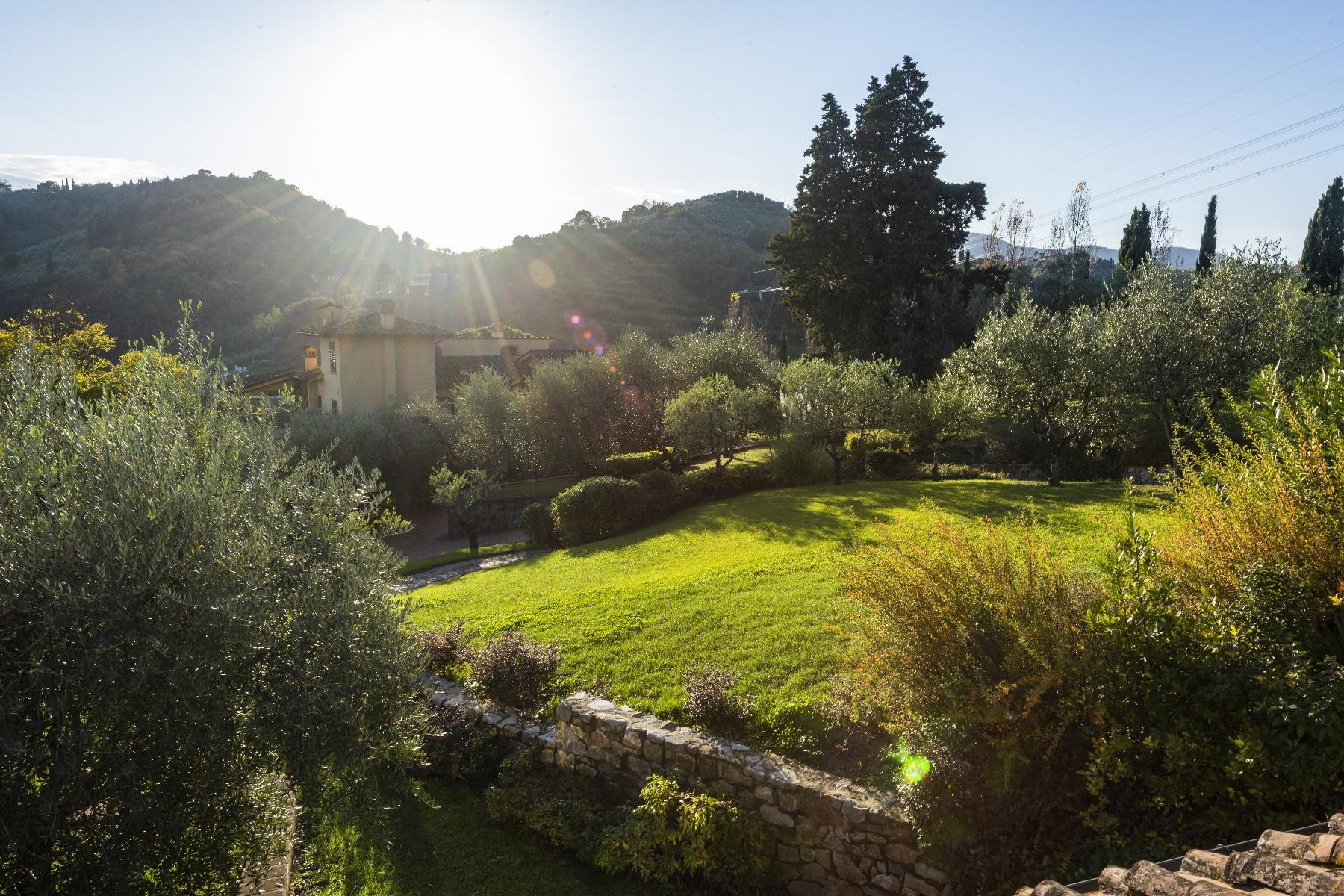 Удивительная вилла с бассейном и виноградником на флорентийском склоне холма недалеко от Карминьяно - 20