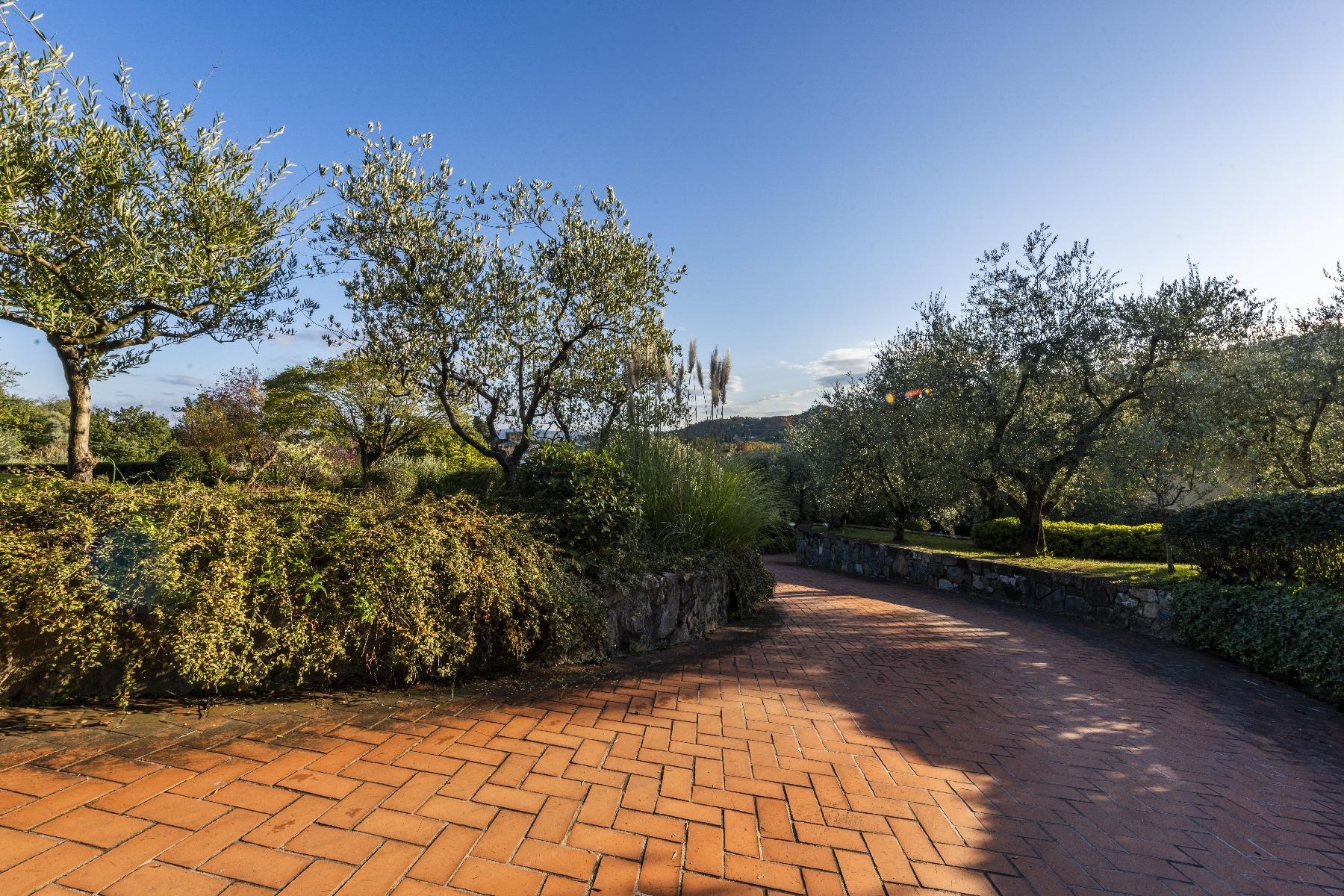 Удивительная вилла с бассейном и виноградником на флорентийском склоне холма недалеко от Карминьяно - 22