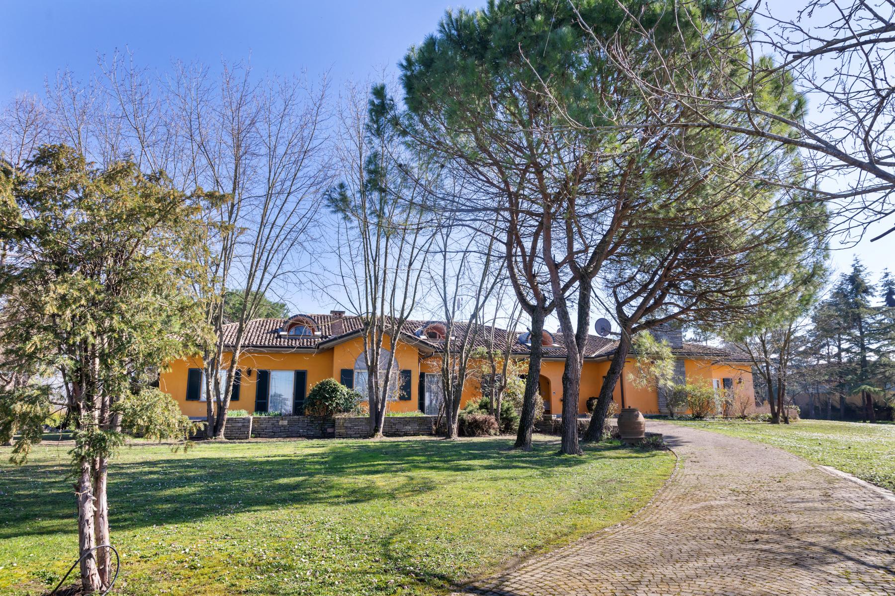 Bright, modern villa with stables - 1