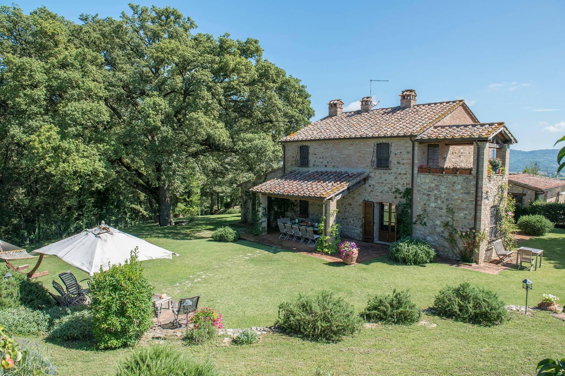 Superbe villa rustique nichée dans les collines entre la Toscane et l'Ombrie - 1