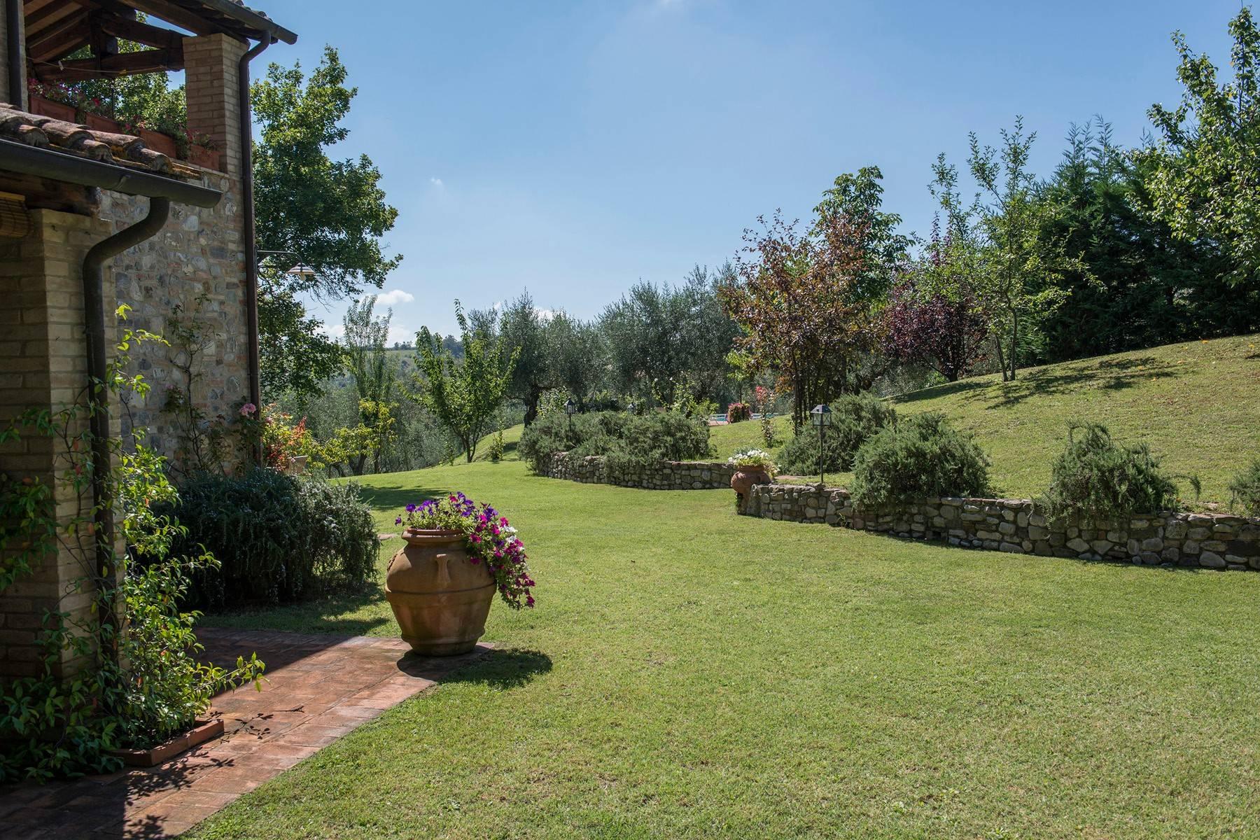 Superbe villa rustique nichée dans les collines entre la Toscane et l'Ombrie - 33