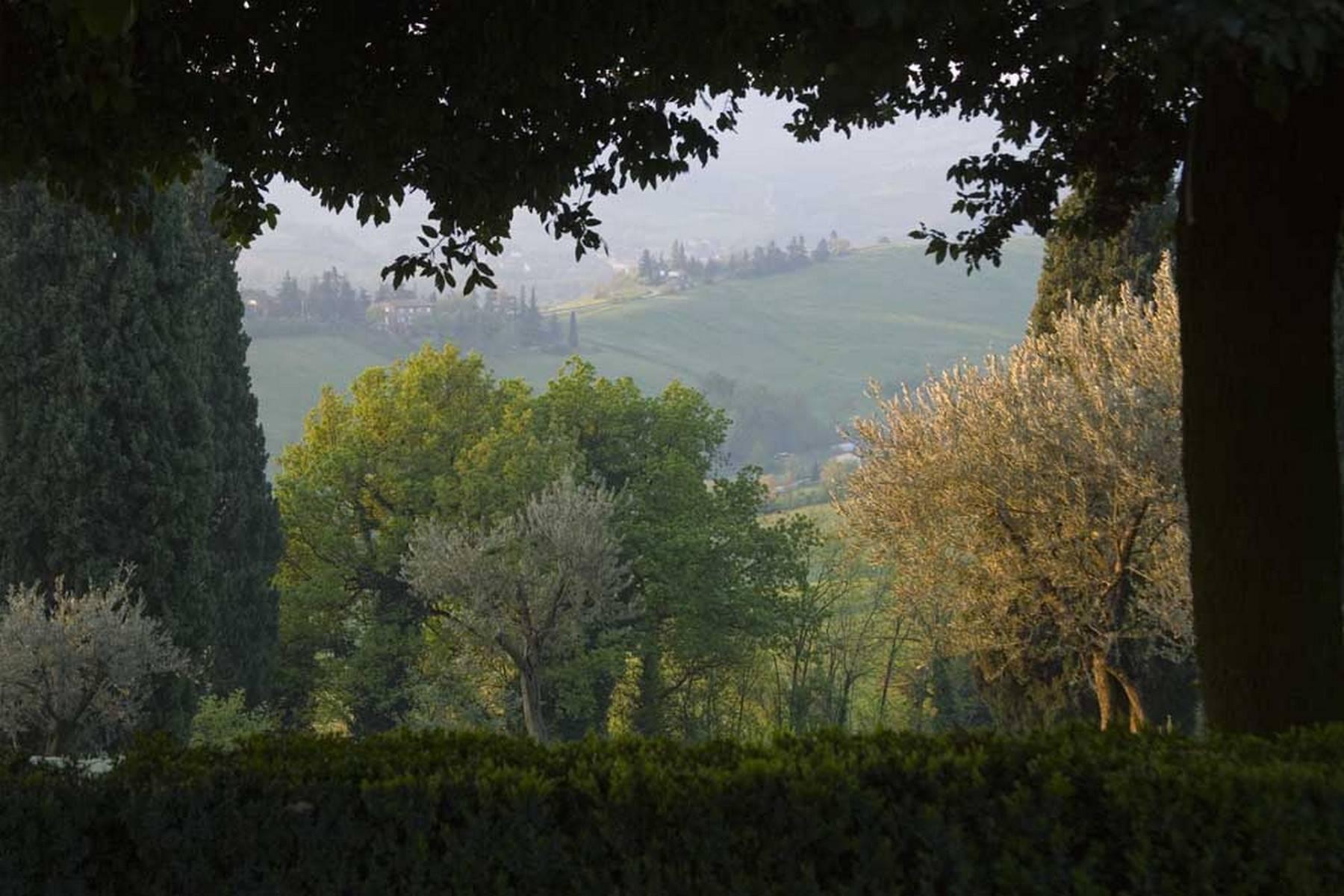 Alte Burg auf den Hügeln der Emilia Romagna - 10