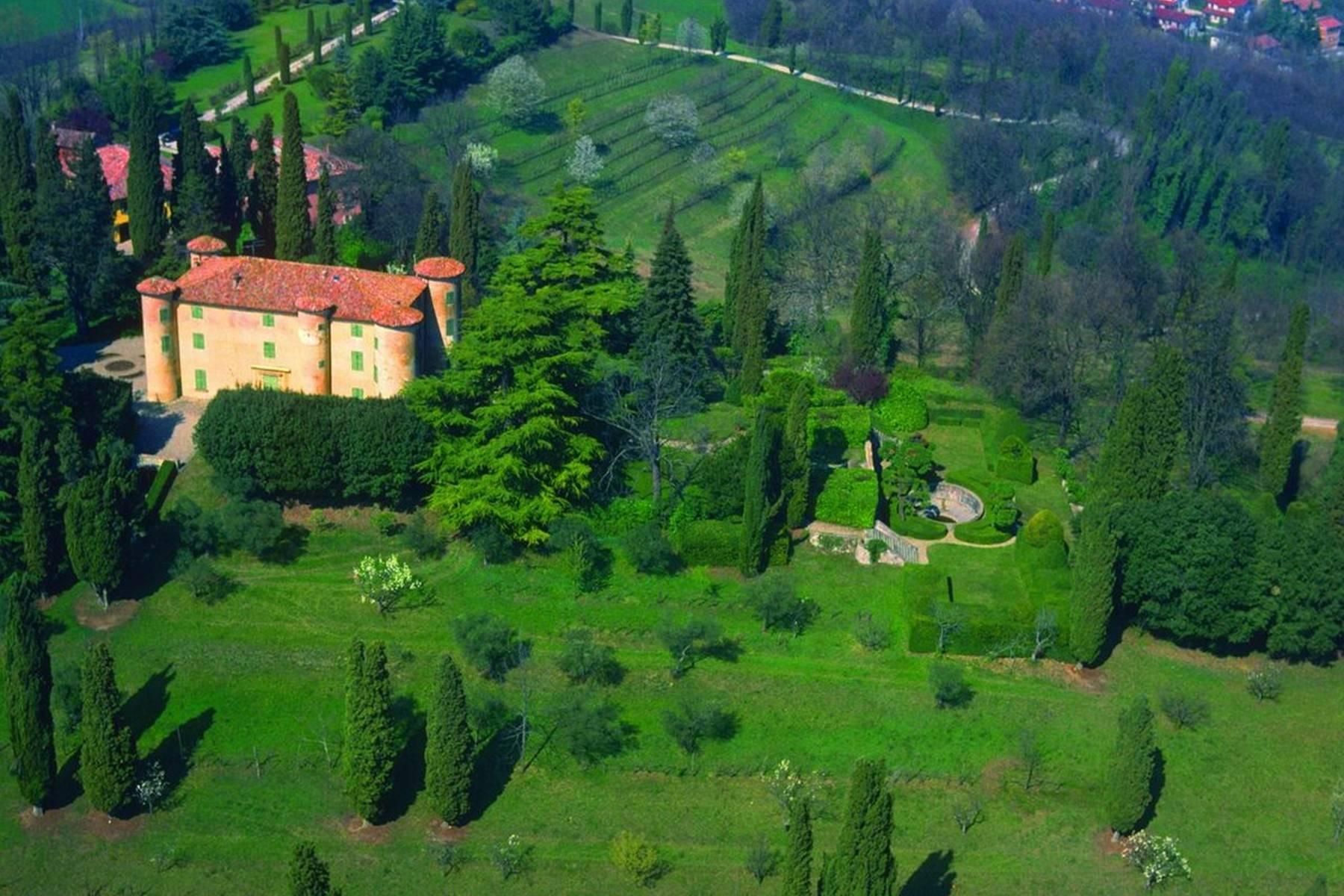 Alte Burg auf den Hügeln der Emilia Romagna - 12