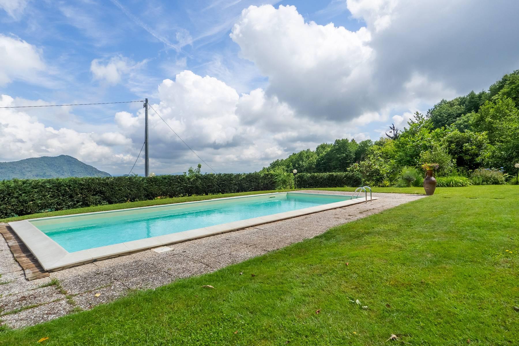 Villa mit Pool umgeben von viel Grün - 19