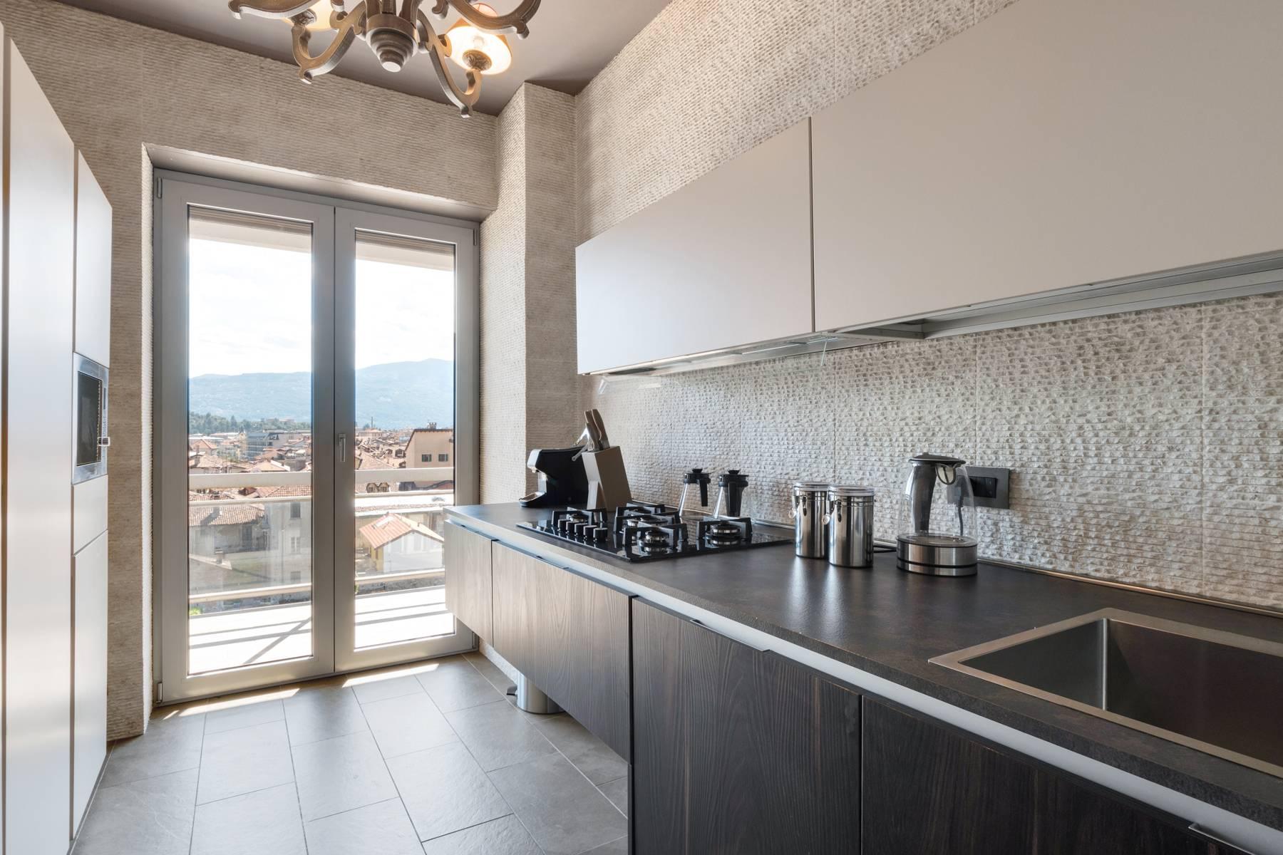 Breathtaking penthouse with balcony and terrace overlooking all the lake Maggiore located in the center of Intra - 21