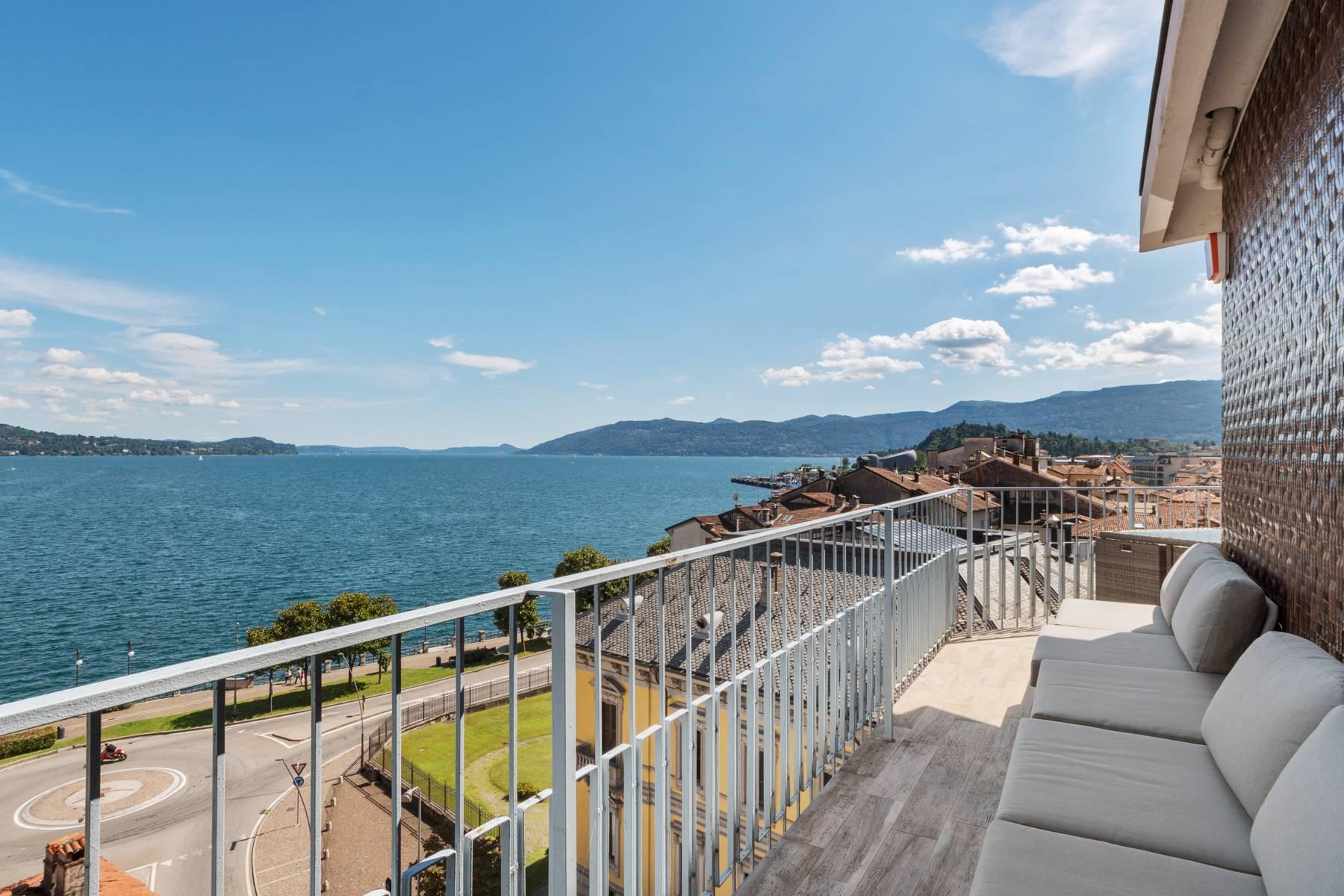Atemberaubende Penthouse mit Balkon und Terrasse mit Blick auf den gesamten Lago Maggiore im Intra Stadtzentrum - 1