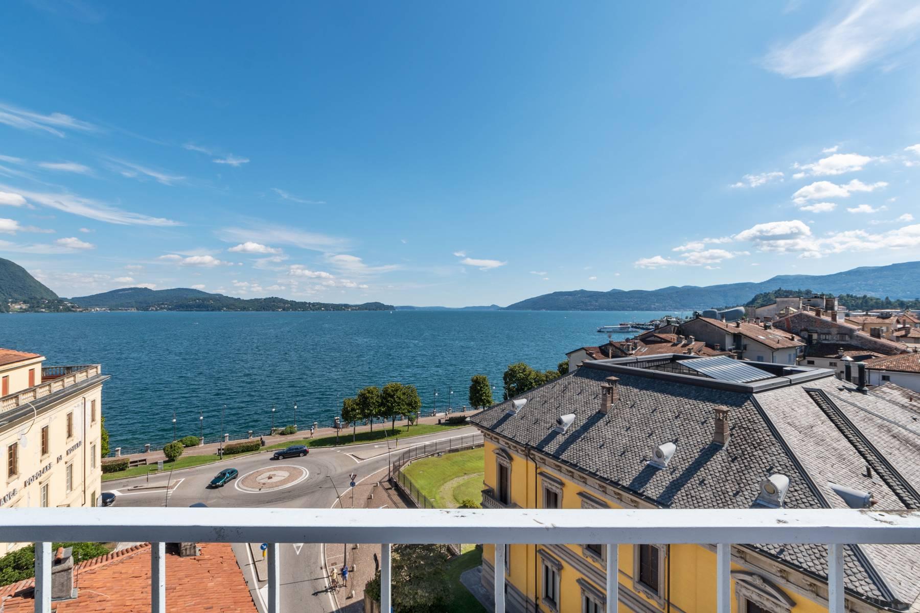 Atemberaubende Penthouse mit Balkon und Terrasse mit Blick auf den gesamten Lago Maggiore im Intra Stadtzentrum - 27