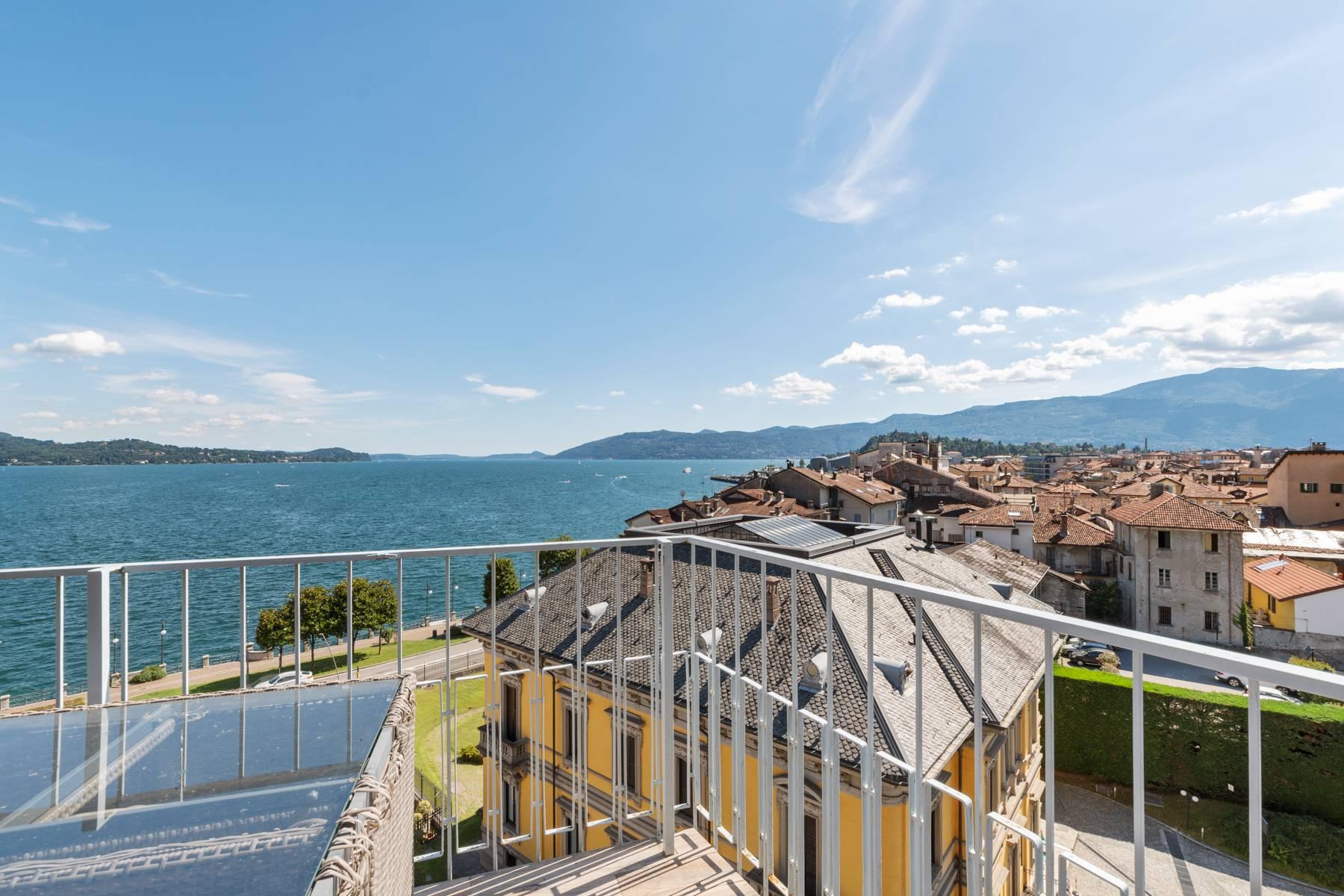 Breathtaking penthouse with balcony and terrace overlooking all the lake Maggiore located in the center of Intra - 28