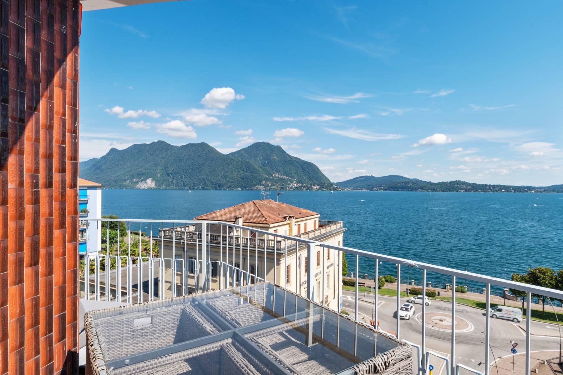 Atemberaubende Penthouse mit Balkon und Terrasse mit Blick auf den gesamten Lago Maggiore im Intra Stadtzentrum - 3