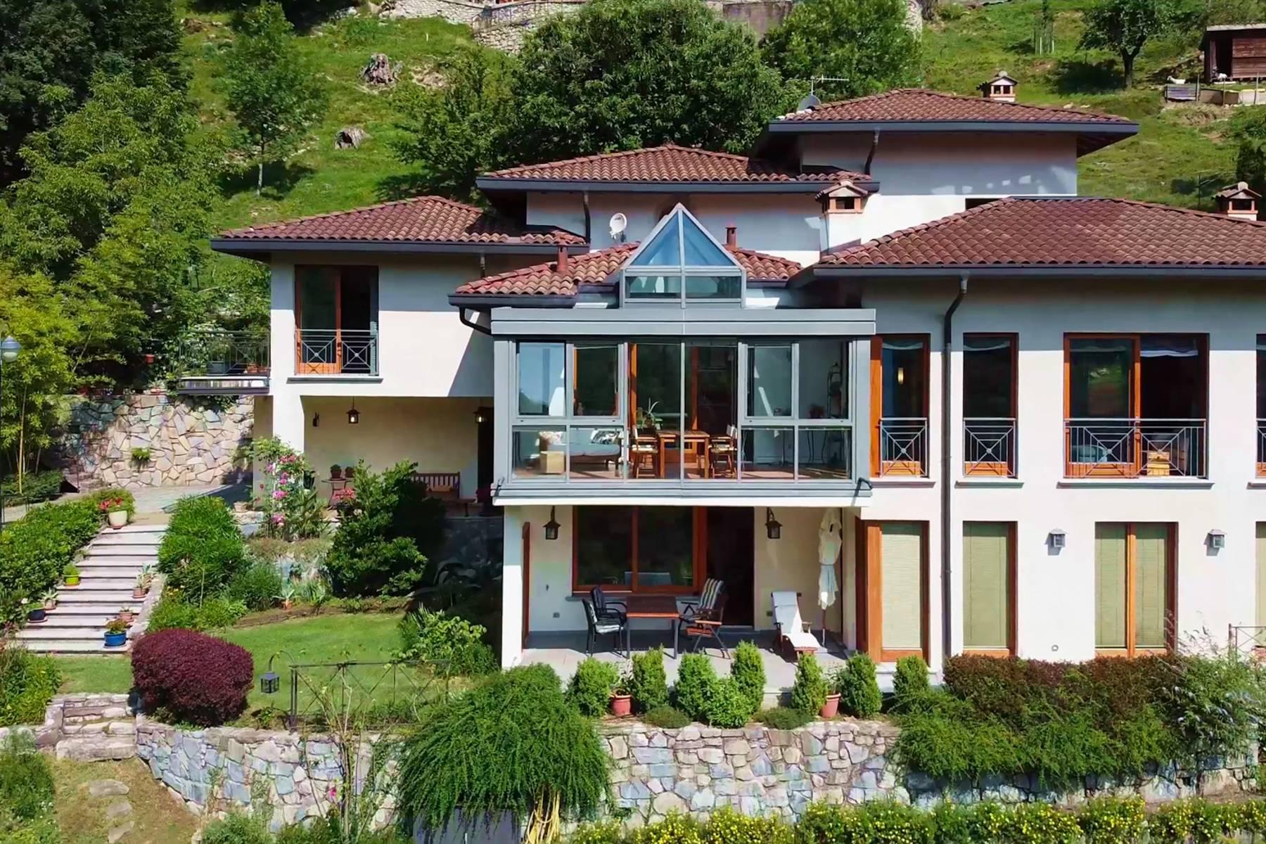 Splendida villa moderna sulla collina soleggiata sopra Argegno - 1
