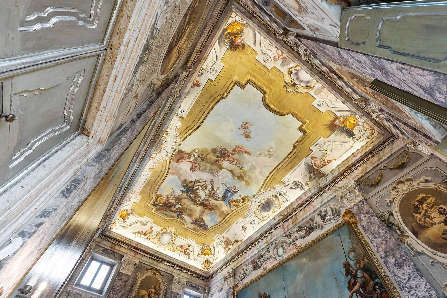 Elegant frescoed bel étage in the center of Verona - 2