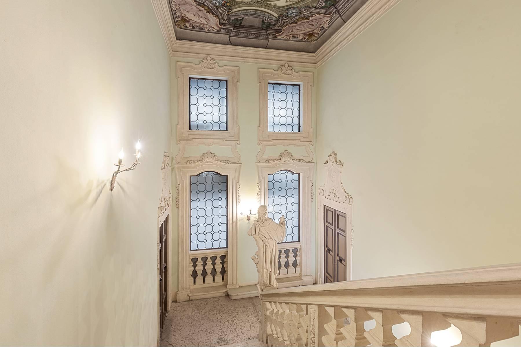 Elegant frescoed bel étage in the center of Verona - 15