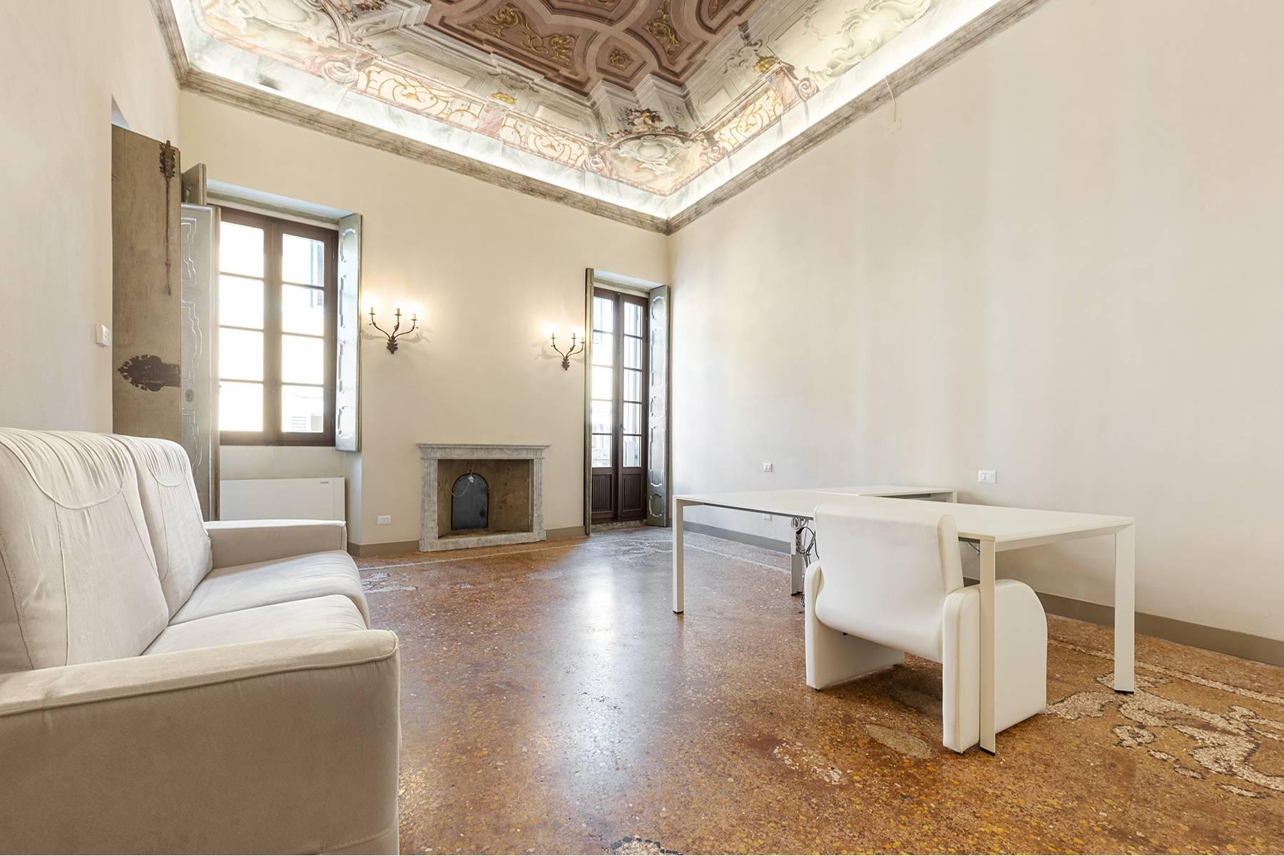 Elegant frescoed bel étage in the center of Verona - 8