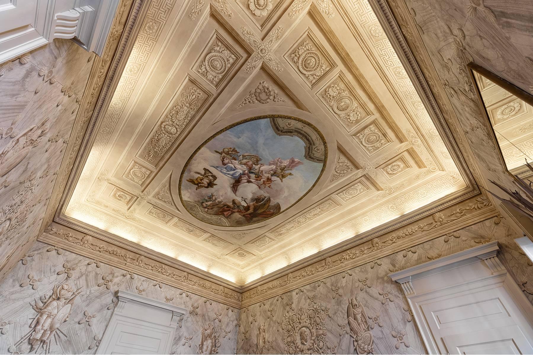 Elegant frescoed bel étage in the center of Verona - 6
