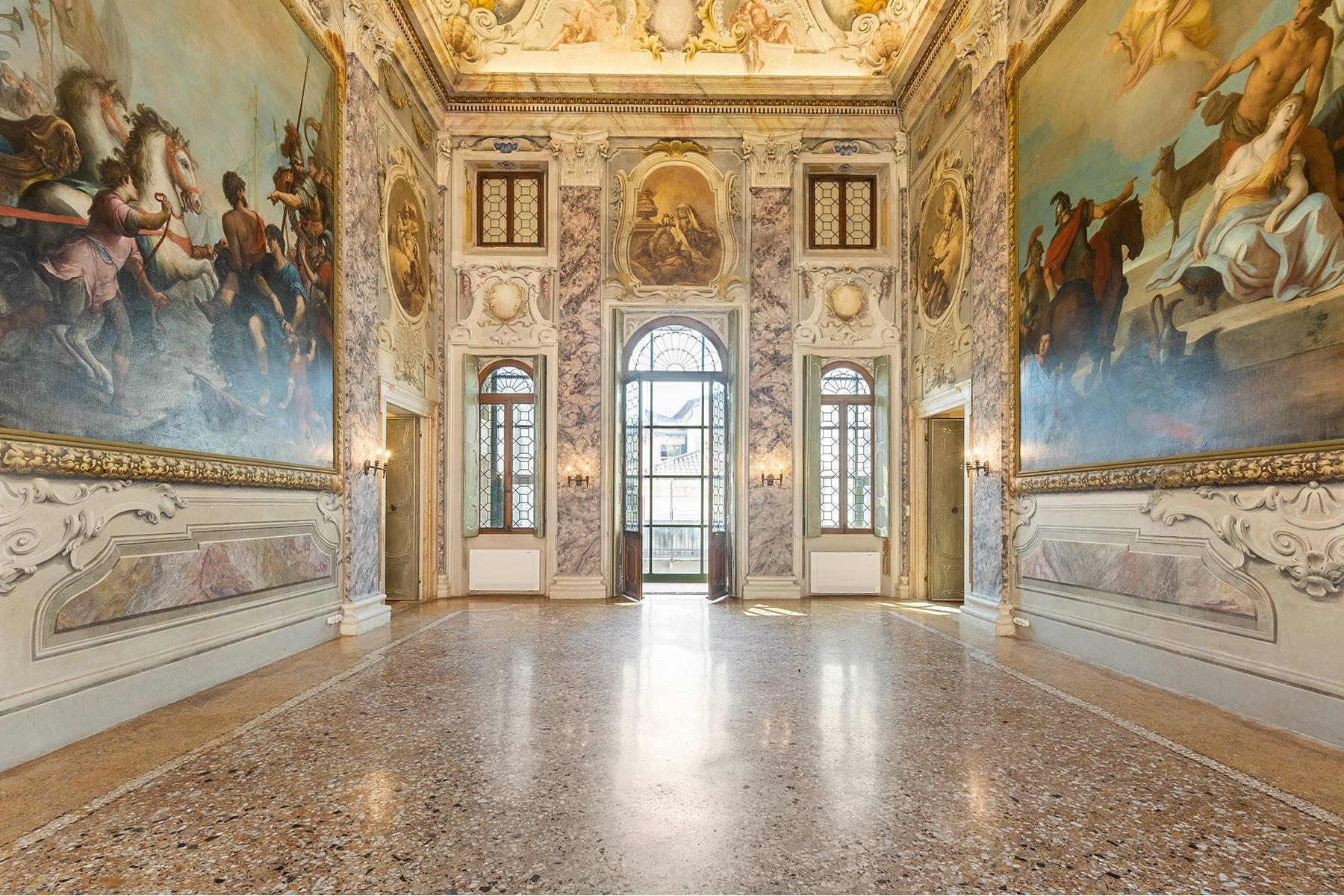 Elegant frescoed bel étage in the center of Verona - 3
