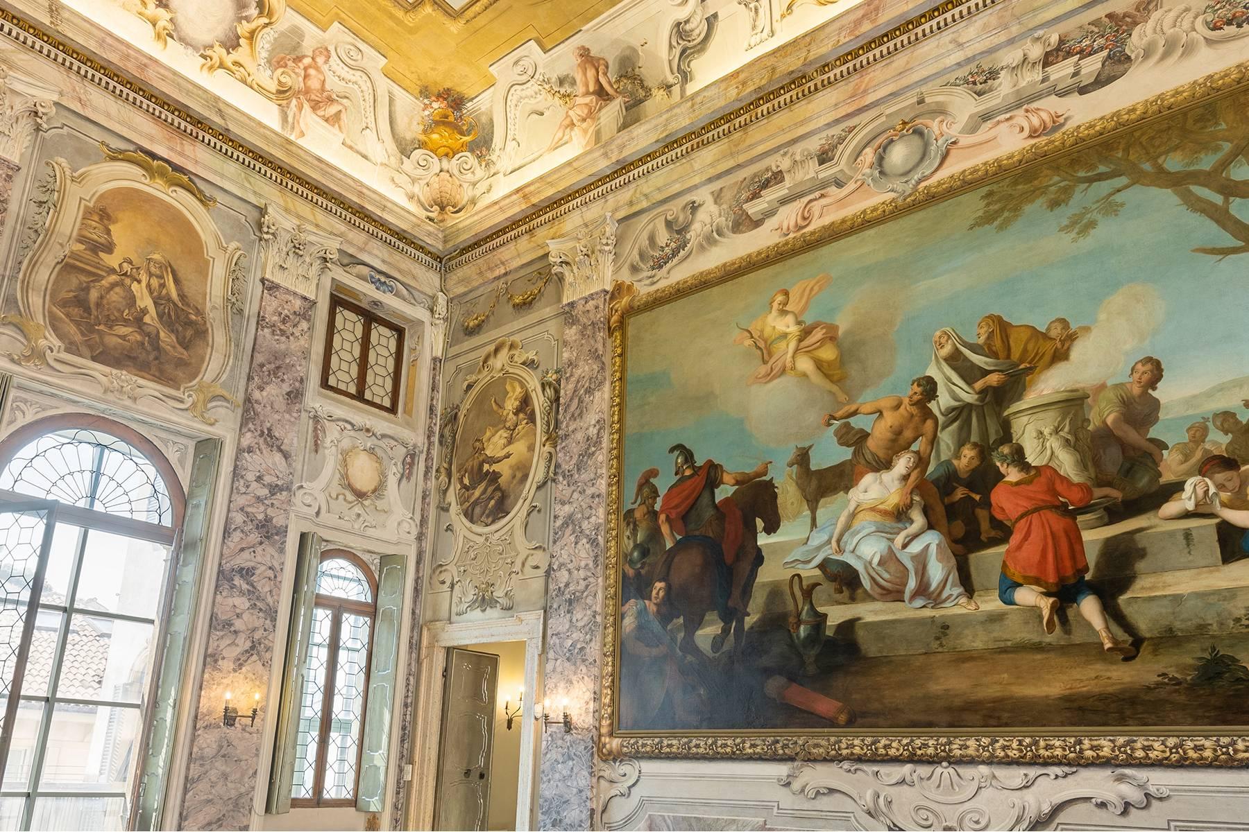 Великолепный апартамент с фресками в центре Вероны - 22
