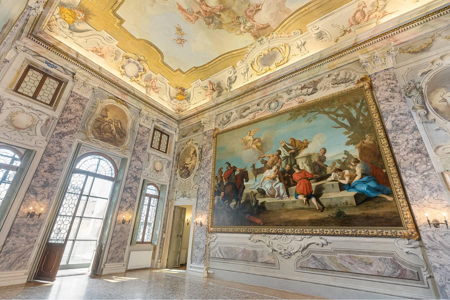 Wunderschöne erste Etage mit Fresken im Verona Stadtzentrum - 14