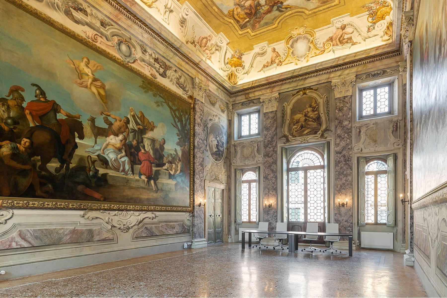 Elegant frescoed bel étage in the center of Verona - 1