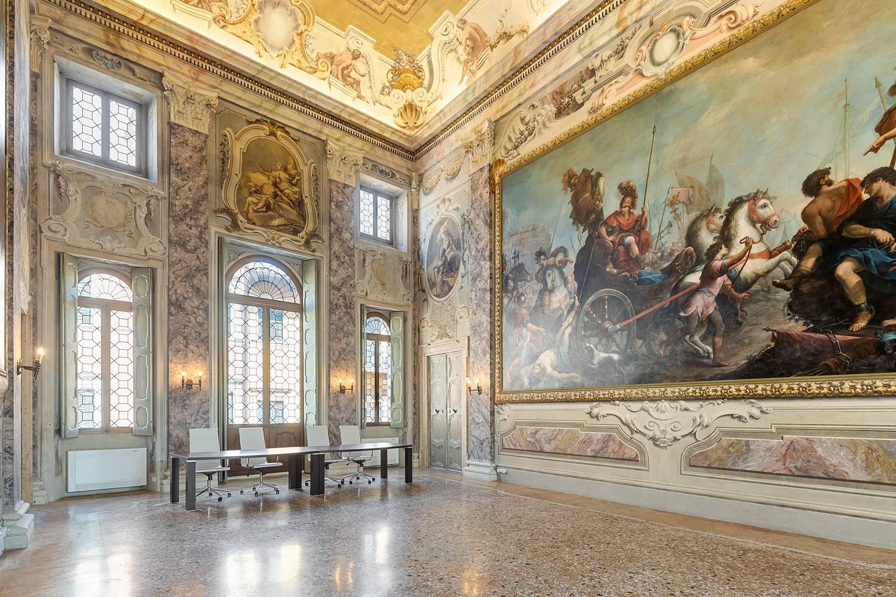 Wunderschöne erste Etage mit Fresken im Verona Stadtzentrum - 25