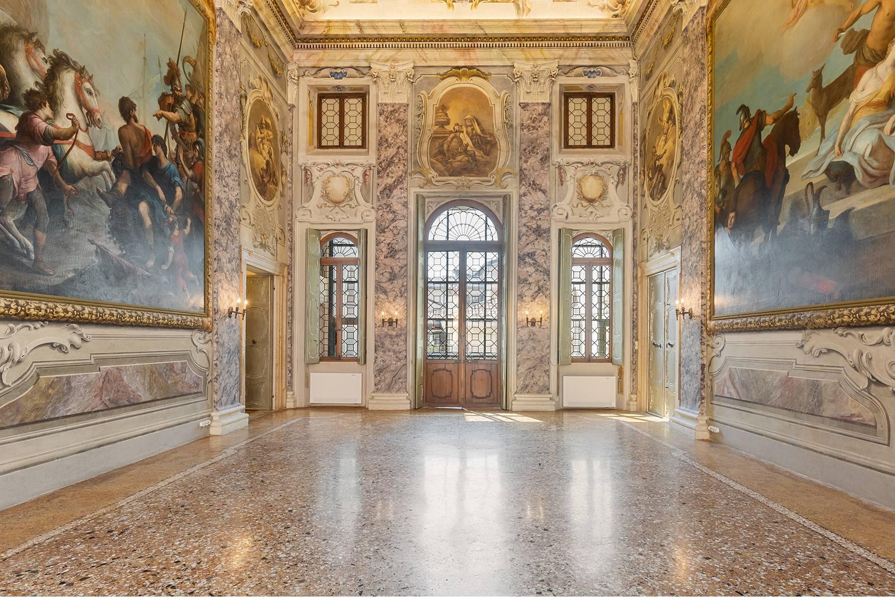 Великолепный апартамент с фресками в центре Вероны - 26