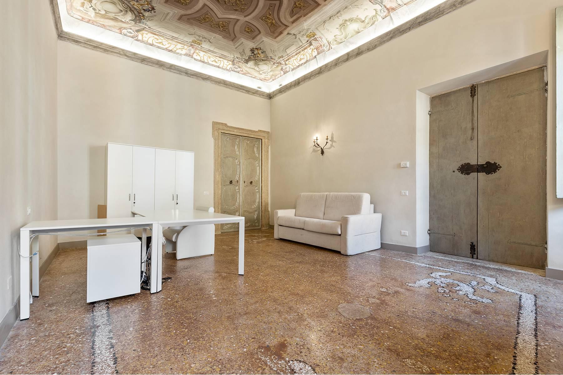 Великолепный апартамент с фресками в центре Вероны - 15